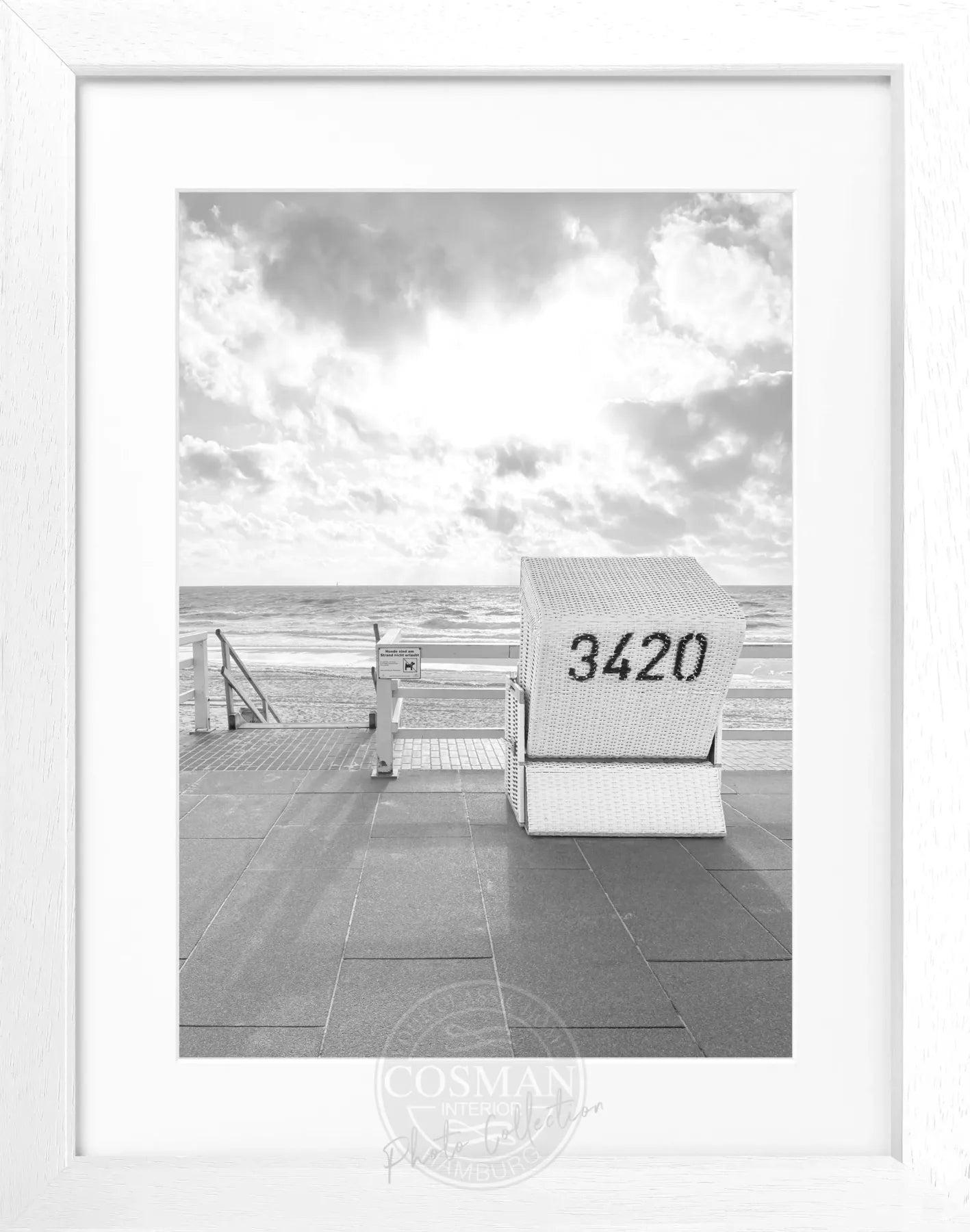 Schwarz-weiß Poster mit Rahmen, Strandkorb in Westerland Sylt, von Cosman-Photocollection, 25x31cm, stilvolle Wanddekoration
