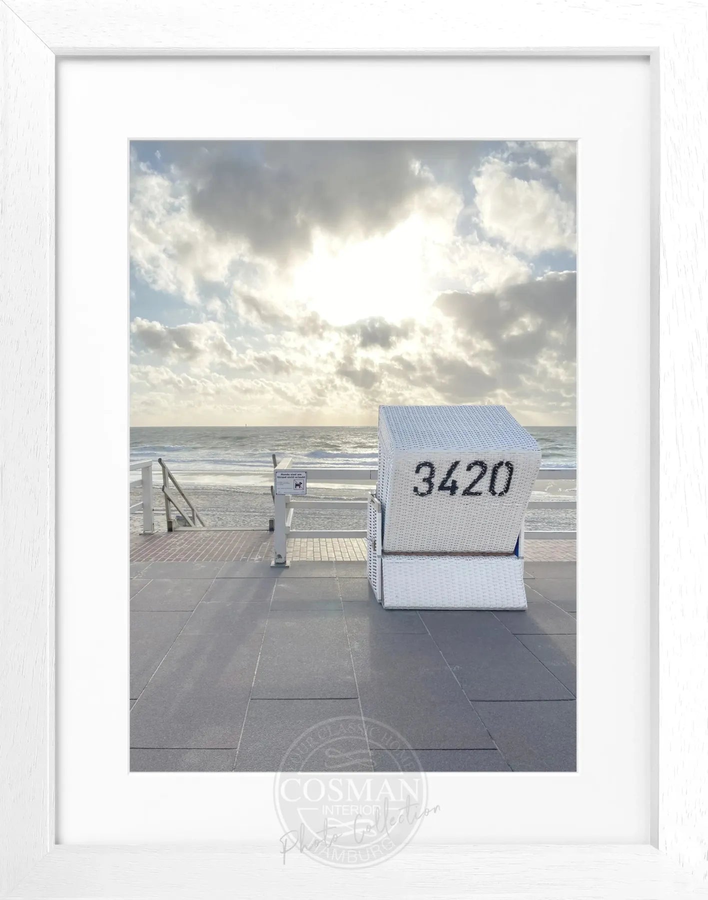 Schwarz-weiß Poster mit Rahmen von Cosman-Photocollection, zeigt einen Strandkorb in Westerland, Sylt, im Querformat.