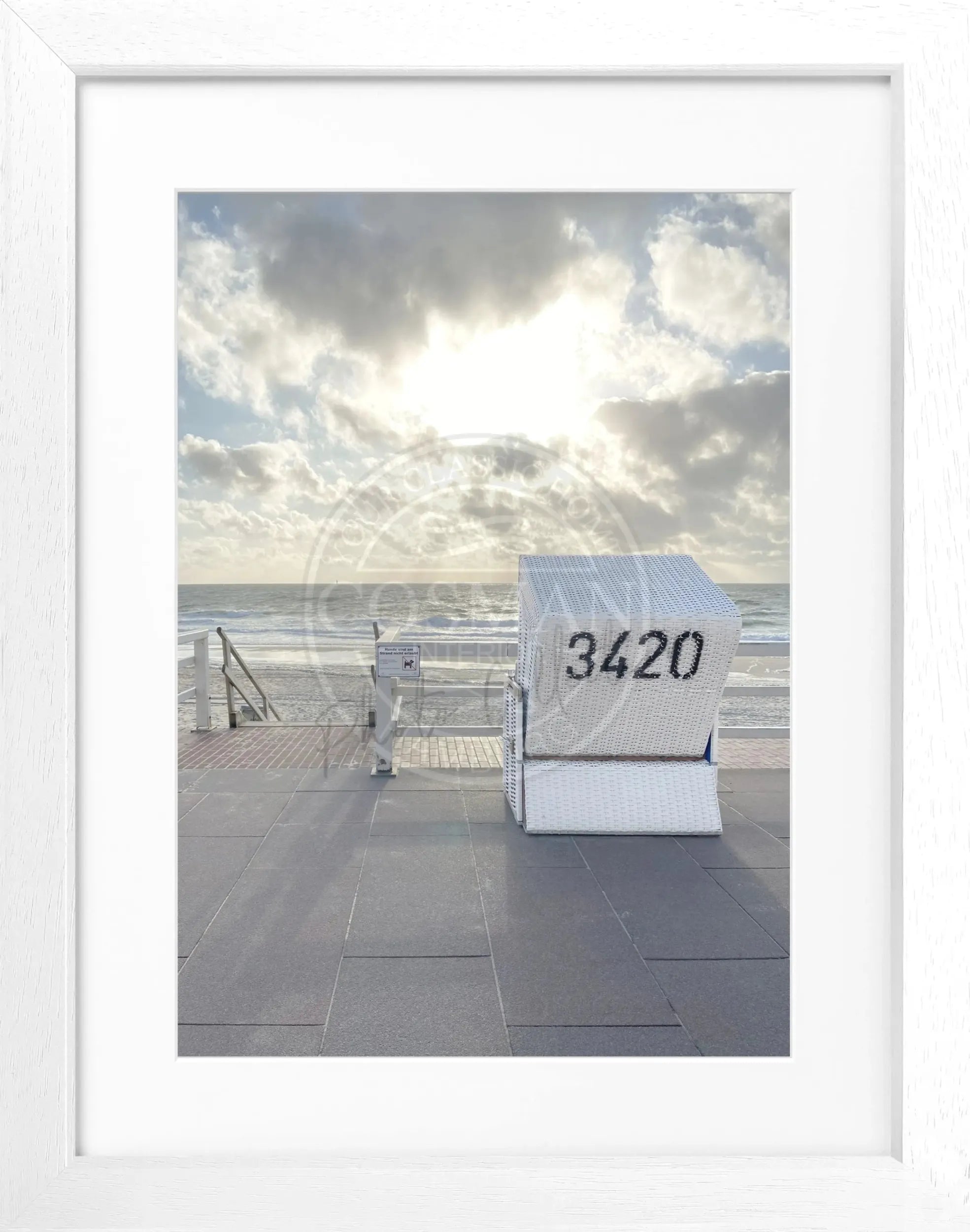 Schwarz-weiß Poster mit Rahmen von Cosman-Photocollection, zeigt einen Strandkorb in Westerland, Sylt, im Querformat.