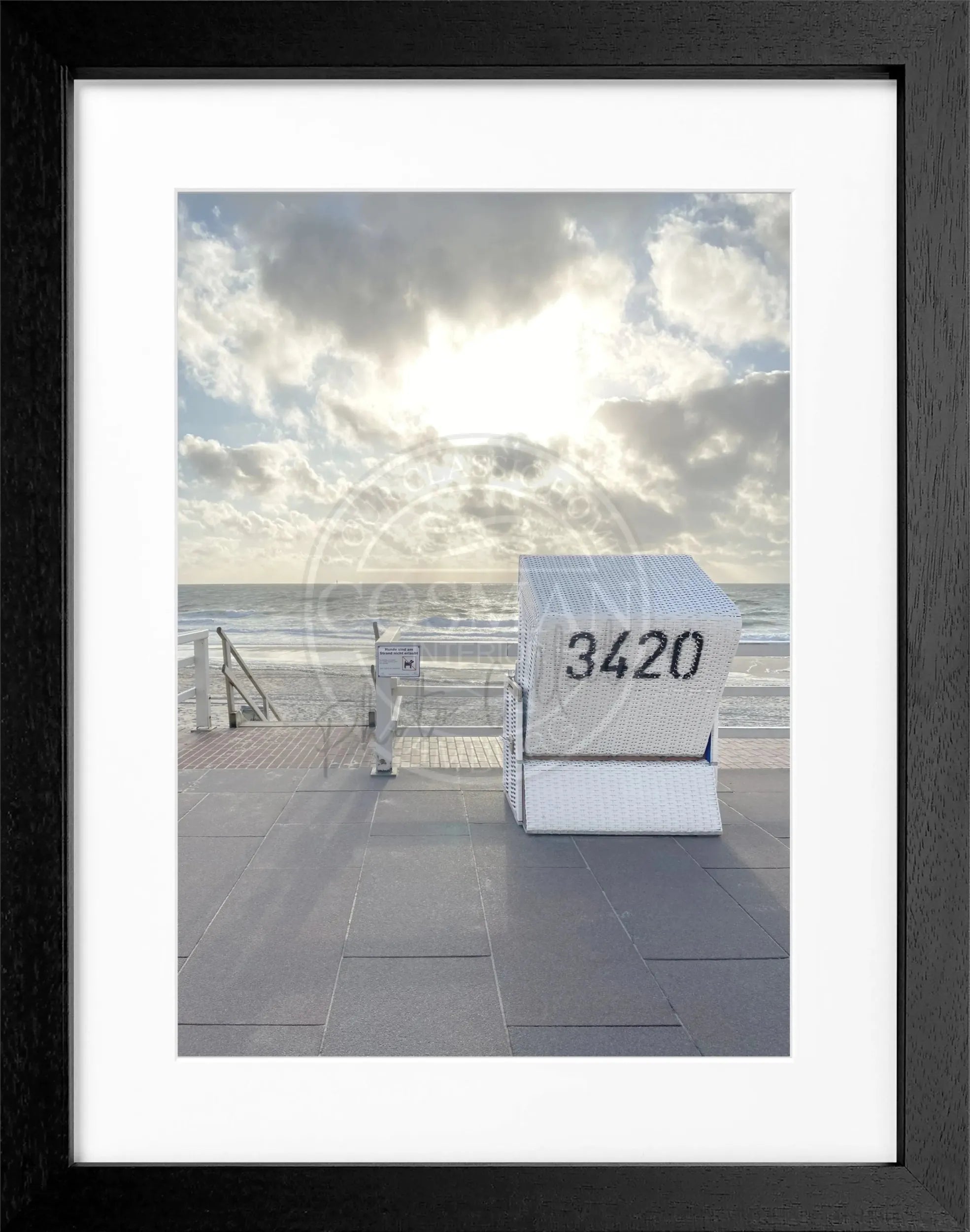 Schwarz-Weiß-Poster mit Rahmen, zeigt einen Strandkorb in Westerland Sylt, von Cosman-Photocollection, Maße 25x31 cm