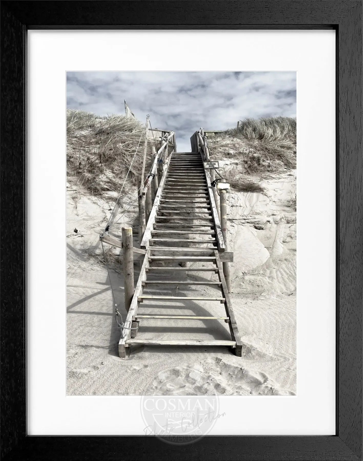 Schwarz-weiß Poster mit Rahmen von Cosman-Photocollection, Düne in Hörnum, Sylt, Motiv im Format 25x31 cm.