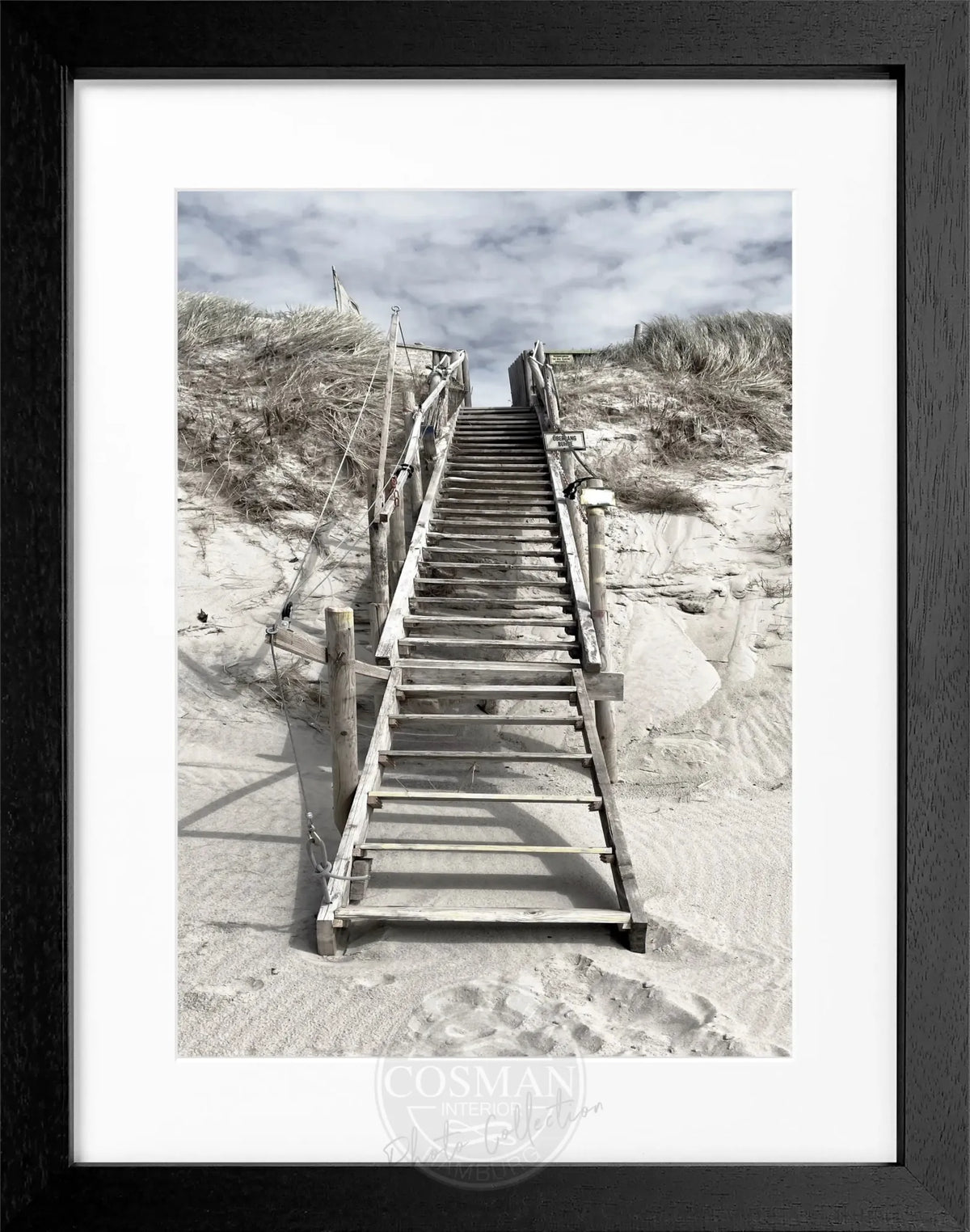 Schwarz-weiß Poster mit Rahmen von Cosman-Photocollection, Düne in Hörnum, Sylt, Motiv im Format 25x31 cm.