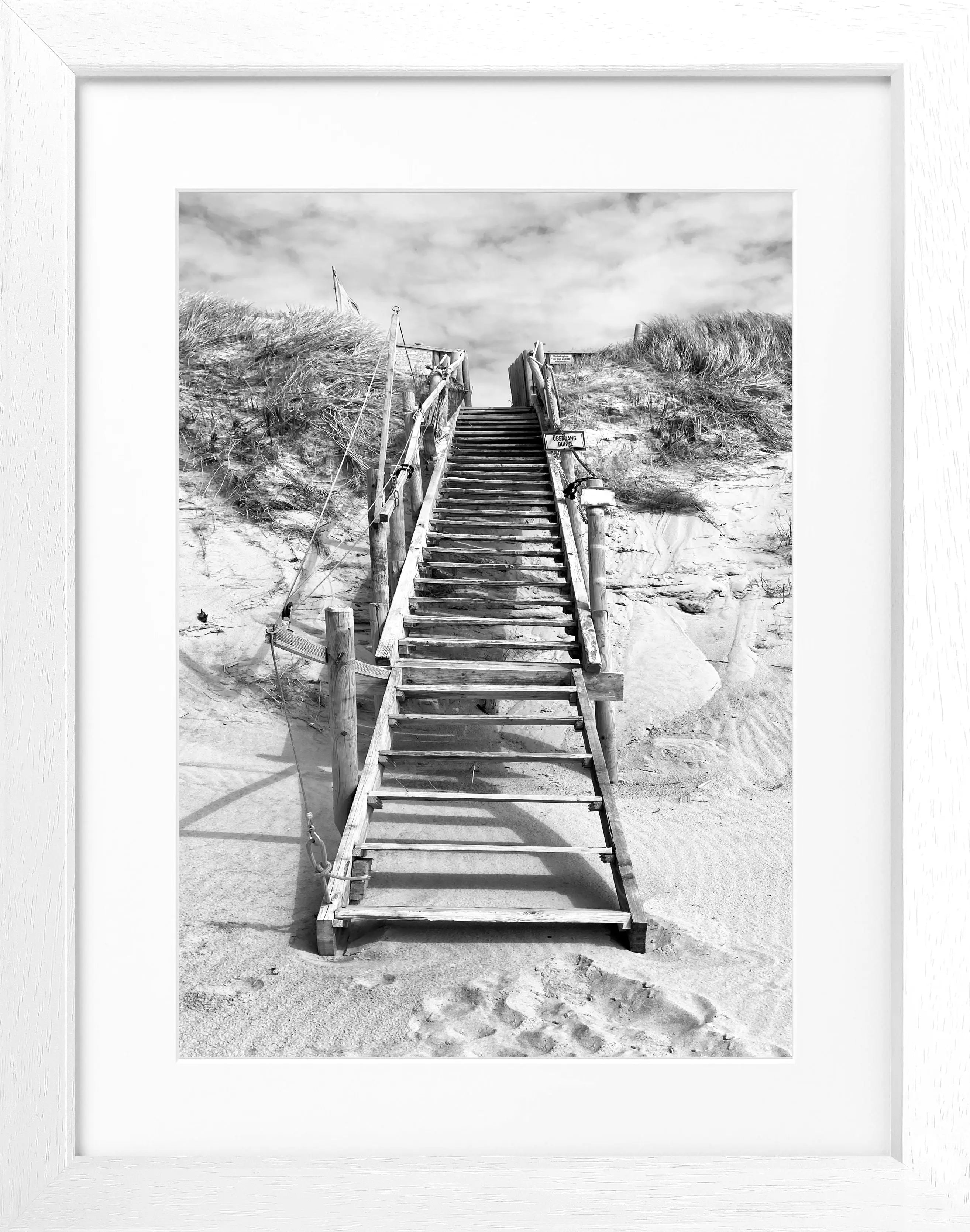 Schwarz-weiß Poster mit Rahmen, zeigt Dünen auf Sylt in Hörnum, von Cosman-Photocollection, 25x31 cm, Motiv Dünen und Meer.