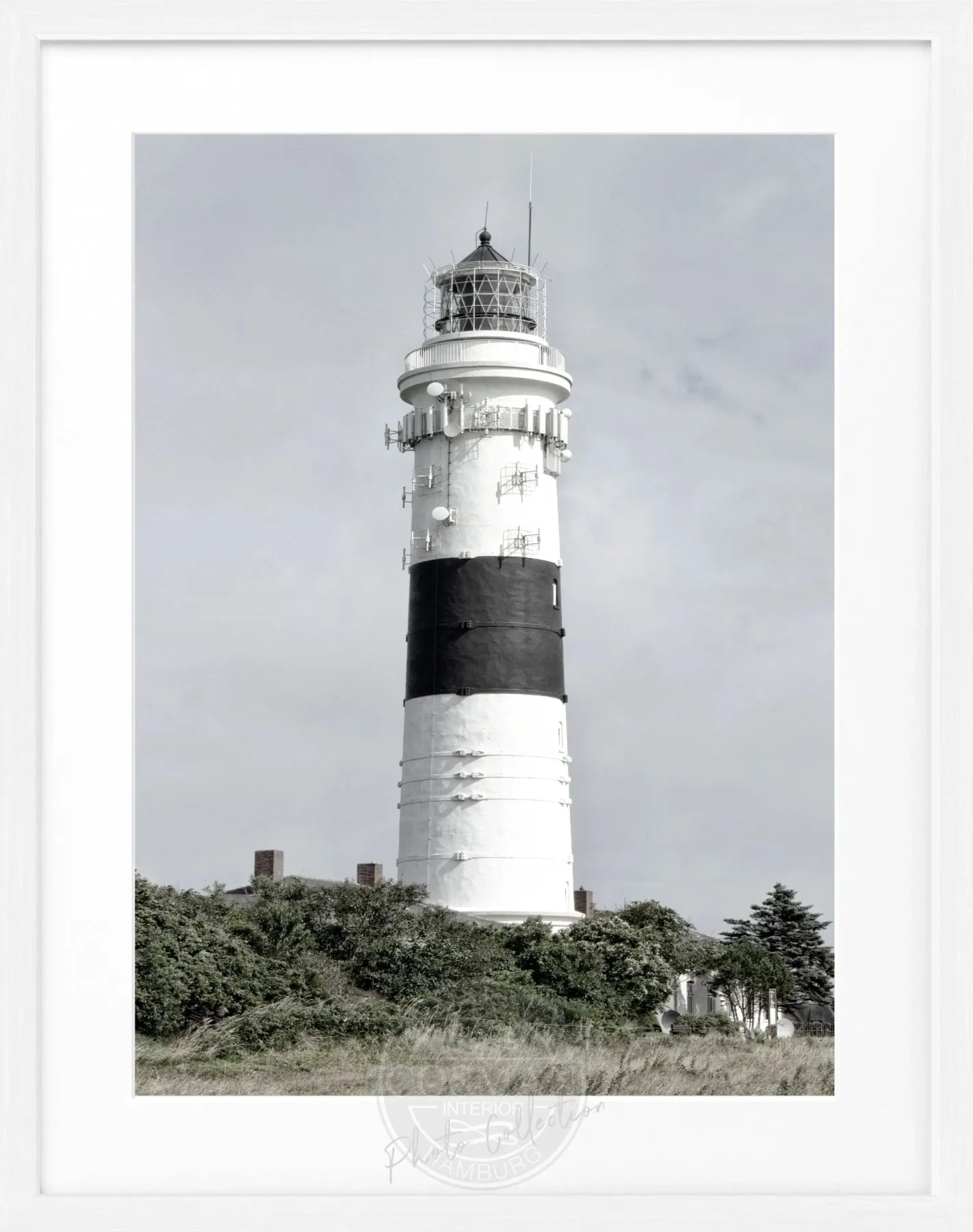 Schwarz-weiß Poster mit Rahmen, zeigt den Kampener Leuchtturm Langer Christian auf Sylt, von Cosman-Photocollection, 25x31 cm