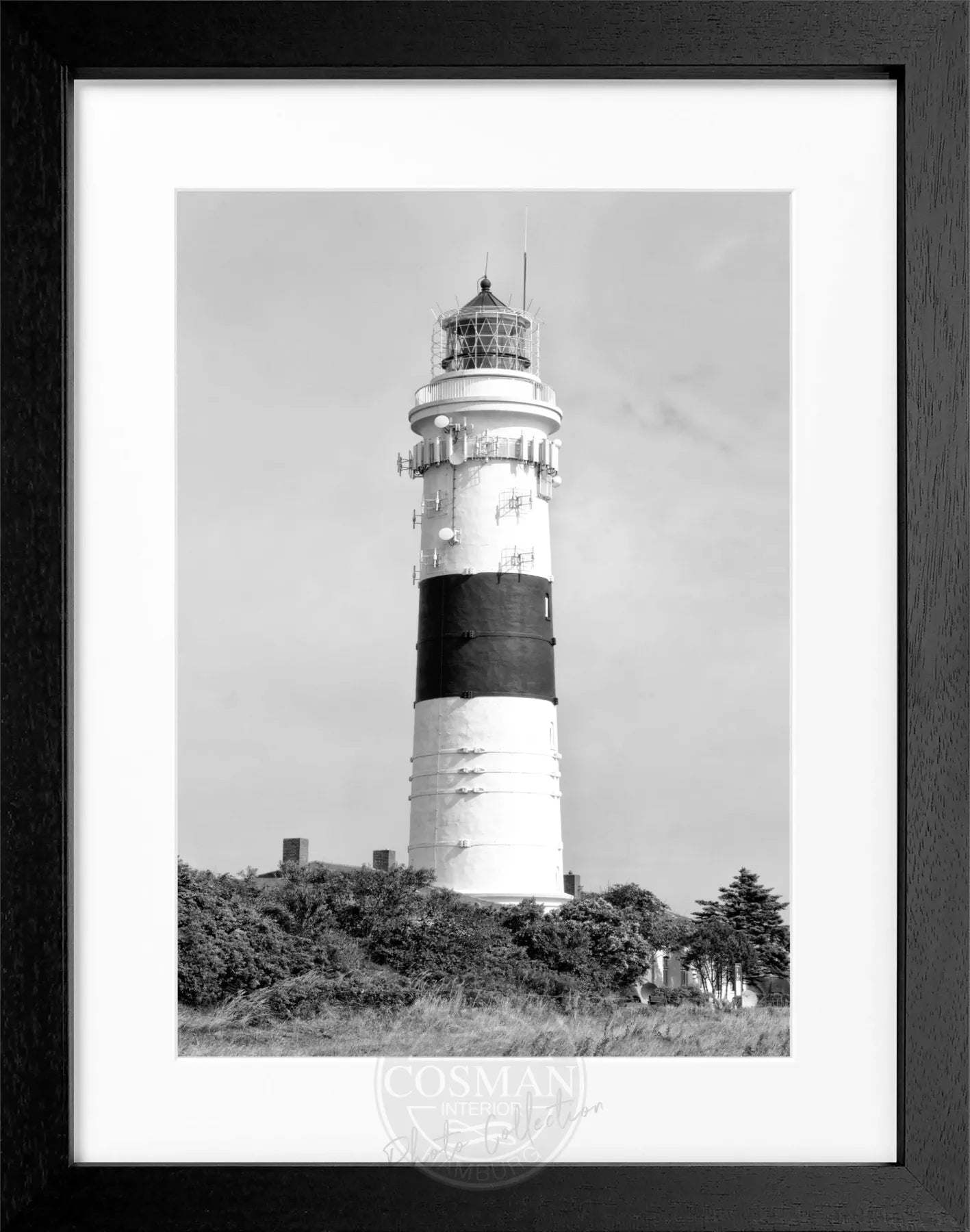 Schwarz-weiß Poster mit Rahmen, zeigt den Kampener Leuchtturm Langer Christian auf Sylt, von Cosman-Photocollection, 25x31cm