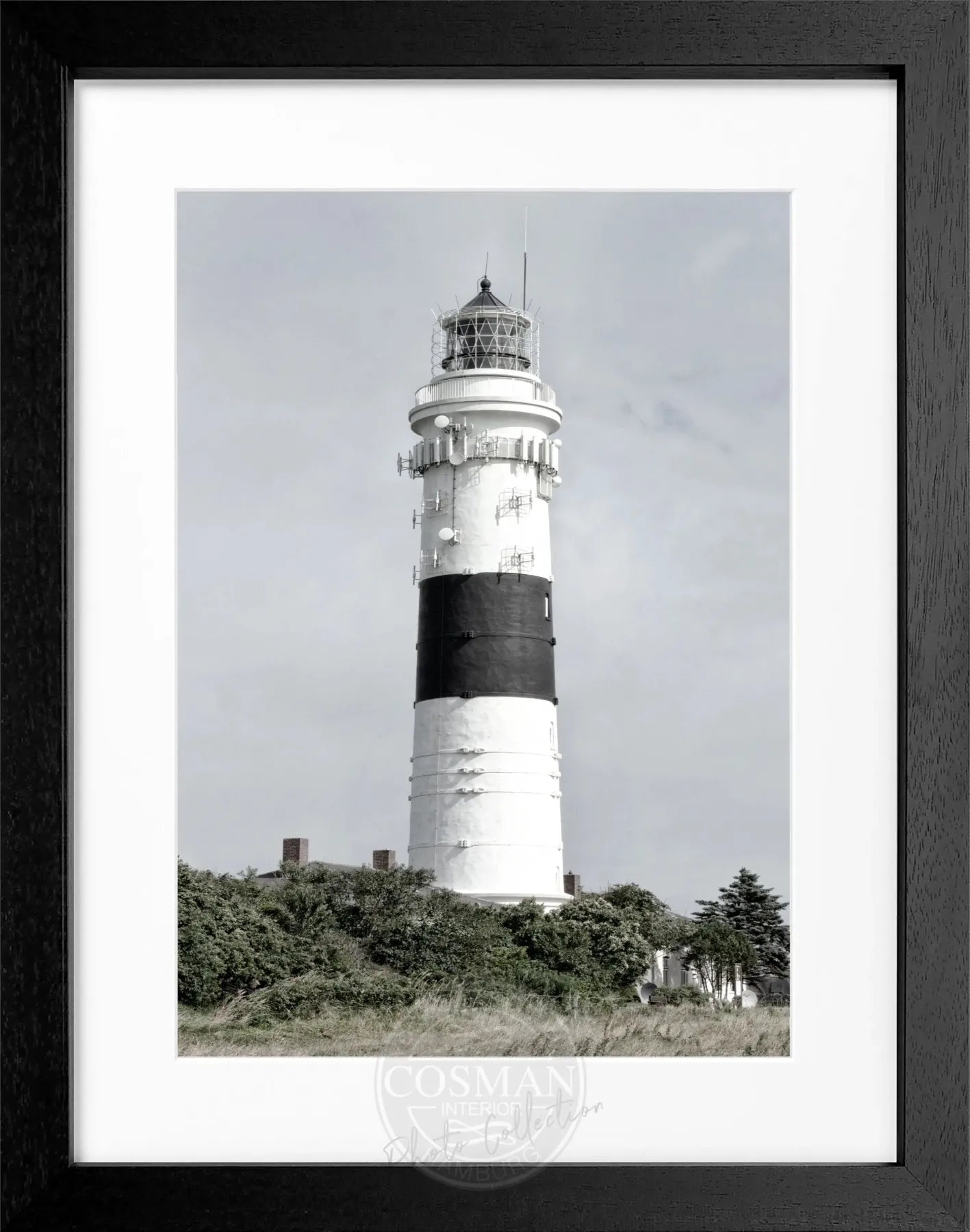 Schwarz-weiß Poster mit Rahmen von Cosman-Photocollection, zeigt den Kampener Leuchtturm Langer Christian auf Sylt, 25x31 cm