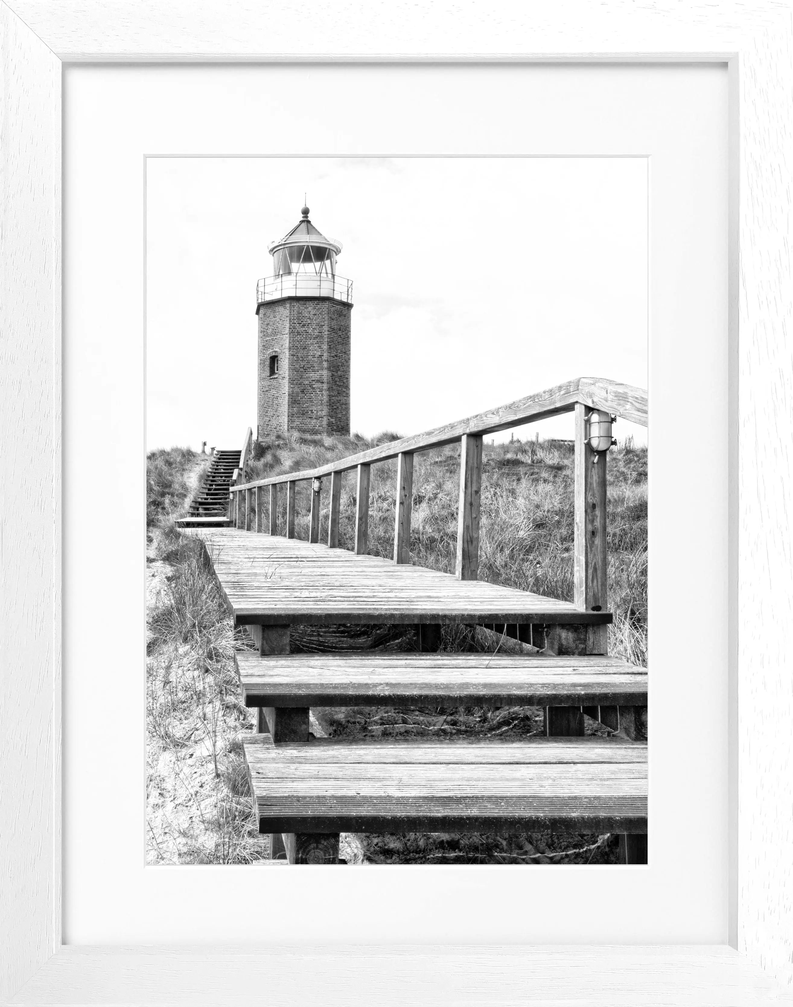 Schwarz-weiß Poster mit Rahmen von Cosman-Photocollection, Leuchtturm Kampen auf Sylt, 25x31 cm, Motiv im Bild.