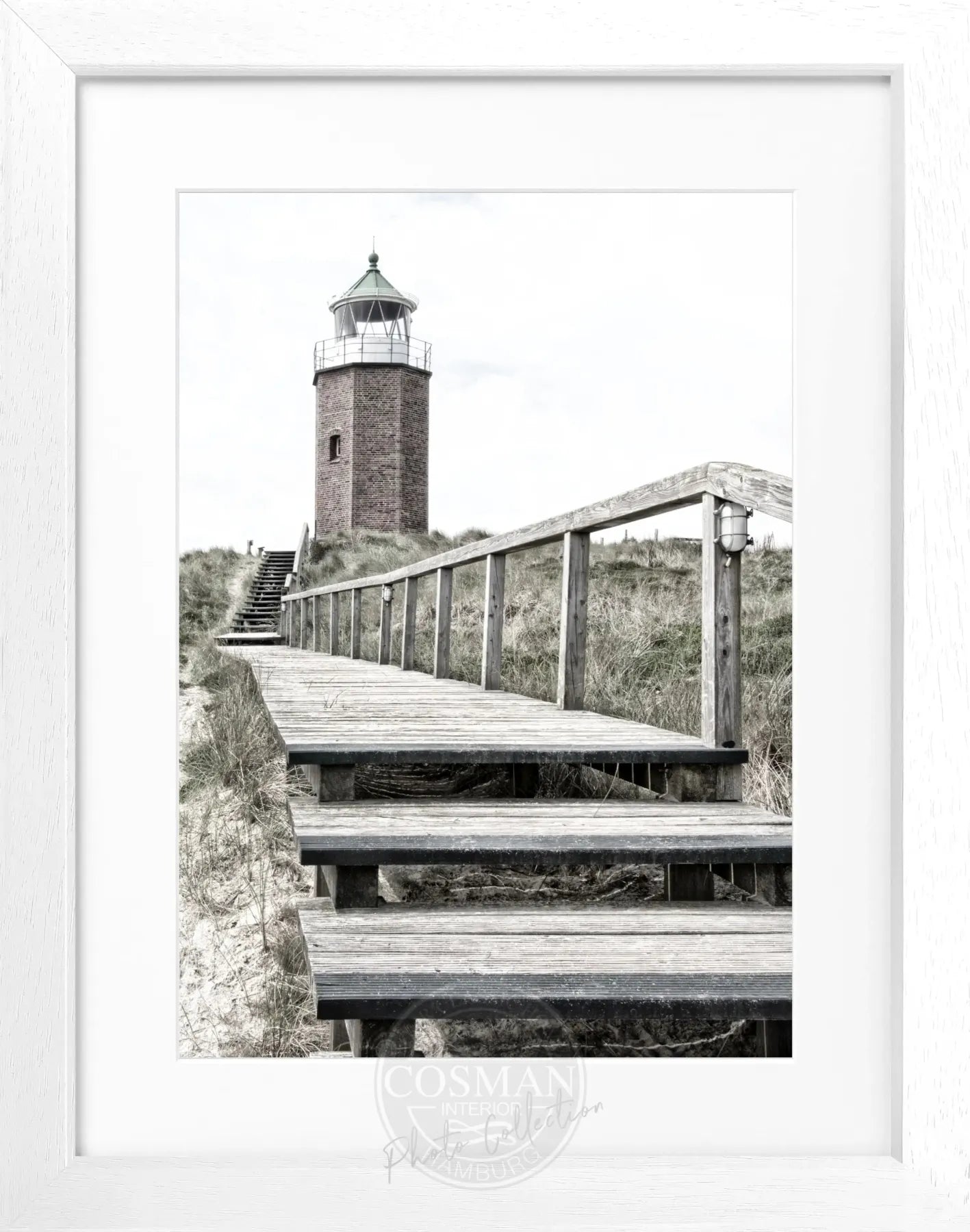Schwarz-weiß Poster mit Rahmen, zeigt den Leuchtturm Kampen auf Sylt, von Cosman-Photocollection, 25x31 cm, Bild im Meer- und Leuchtturm-Motiv