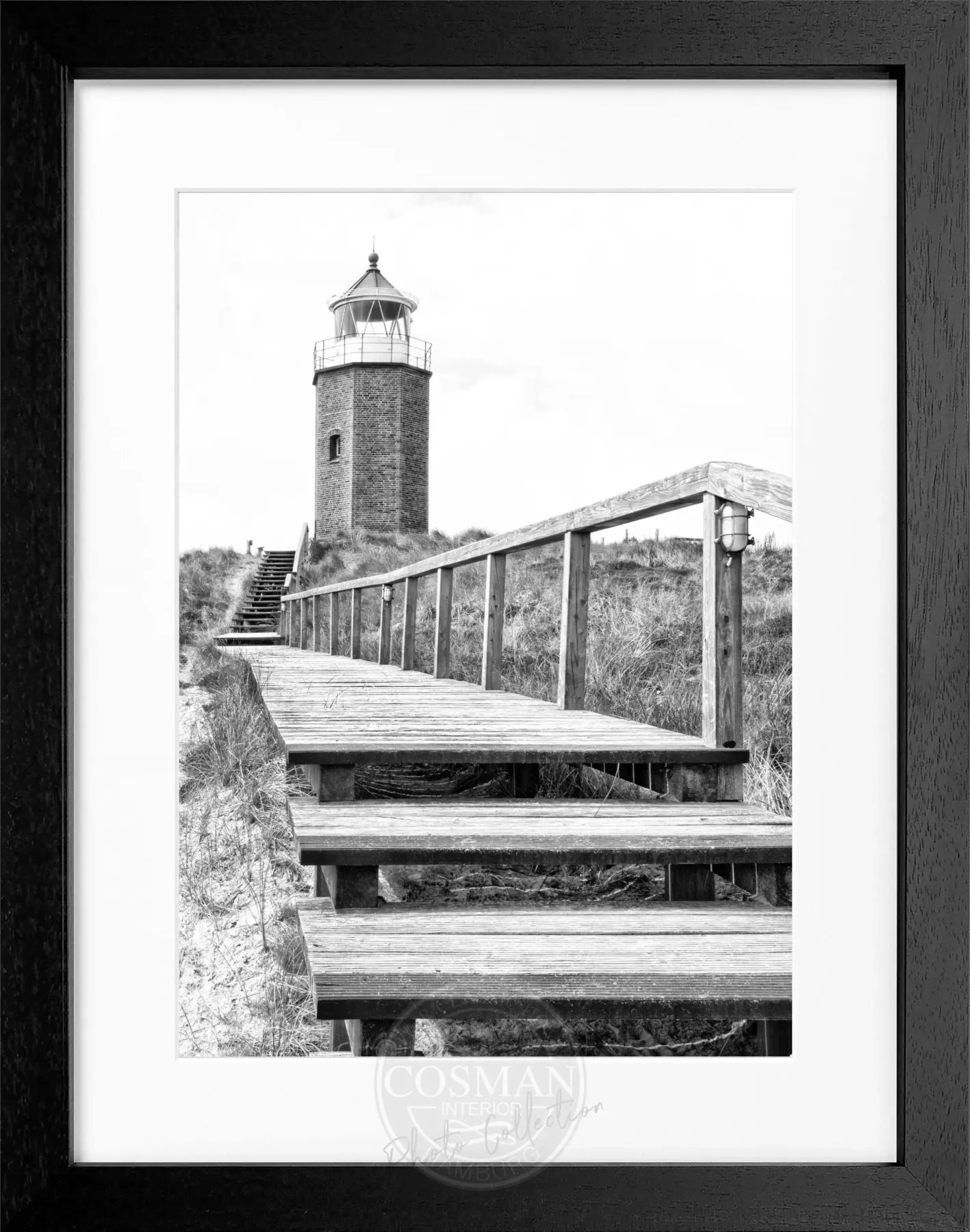 Schwarz-weiß Poster mit Rahmen, zeigt den Leuchtturm Kampen auf Sylt, von Cosman-Photocollection, 25x31 cm