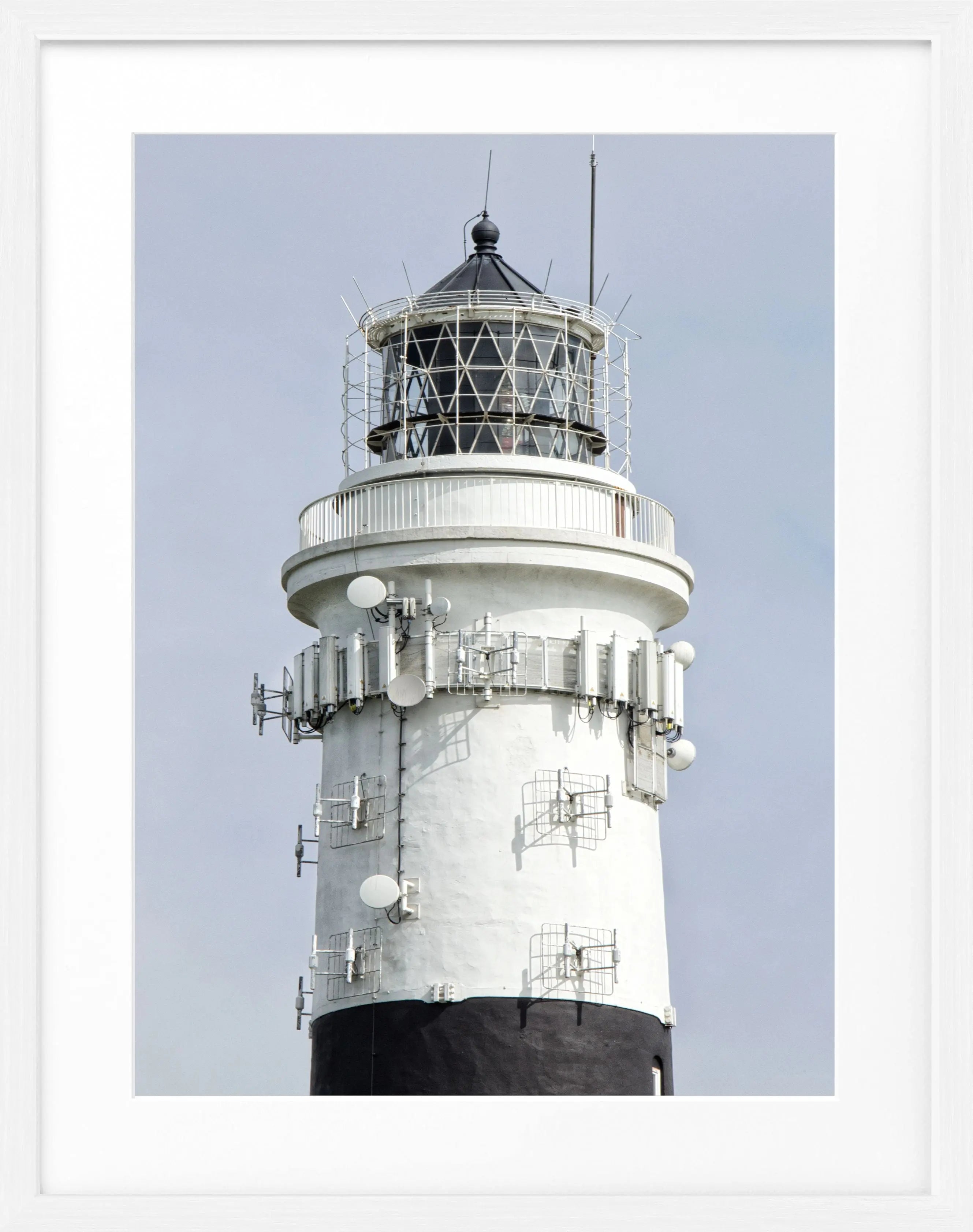 Schwarz-weiß Poster mit Rahmen von Cosman-Photocollection, zeigt den Leuchtturm Kampen auf Sylt, Maße 25x31 cm.