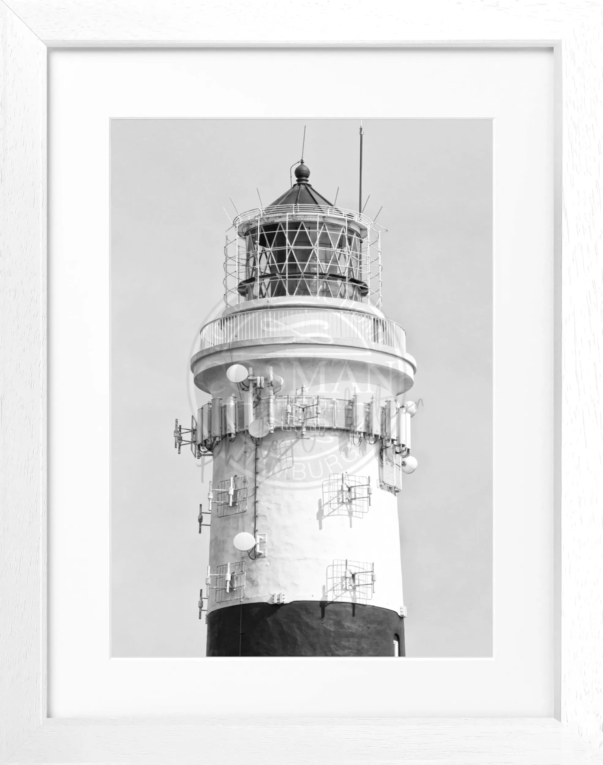 Schwarz-weiß Poster mit Rahmen, zeigt den Leuchtturm Kampen auf Sylt von Cosman-Photocollection, 25x31 cm.