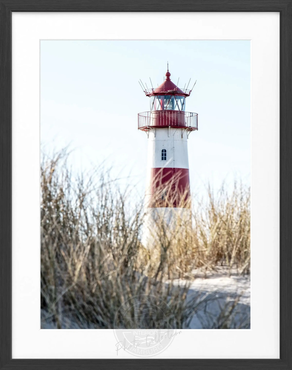 Schwarz-weiß Poster mit passendem Rahmen, zeigt den Leuchtturm 'List' auf Sylt, von Cosman-Photocollection, 25x31 cm