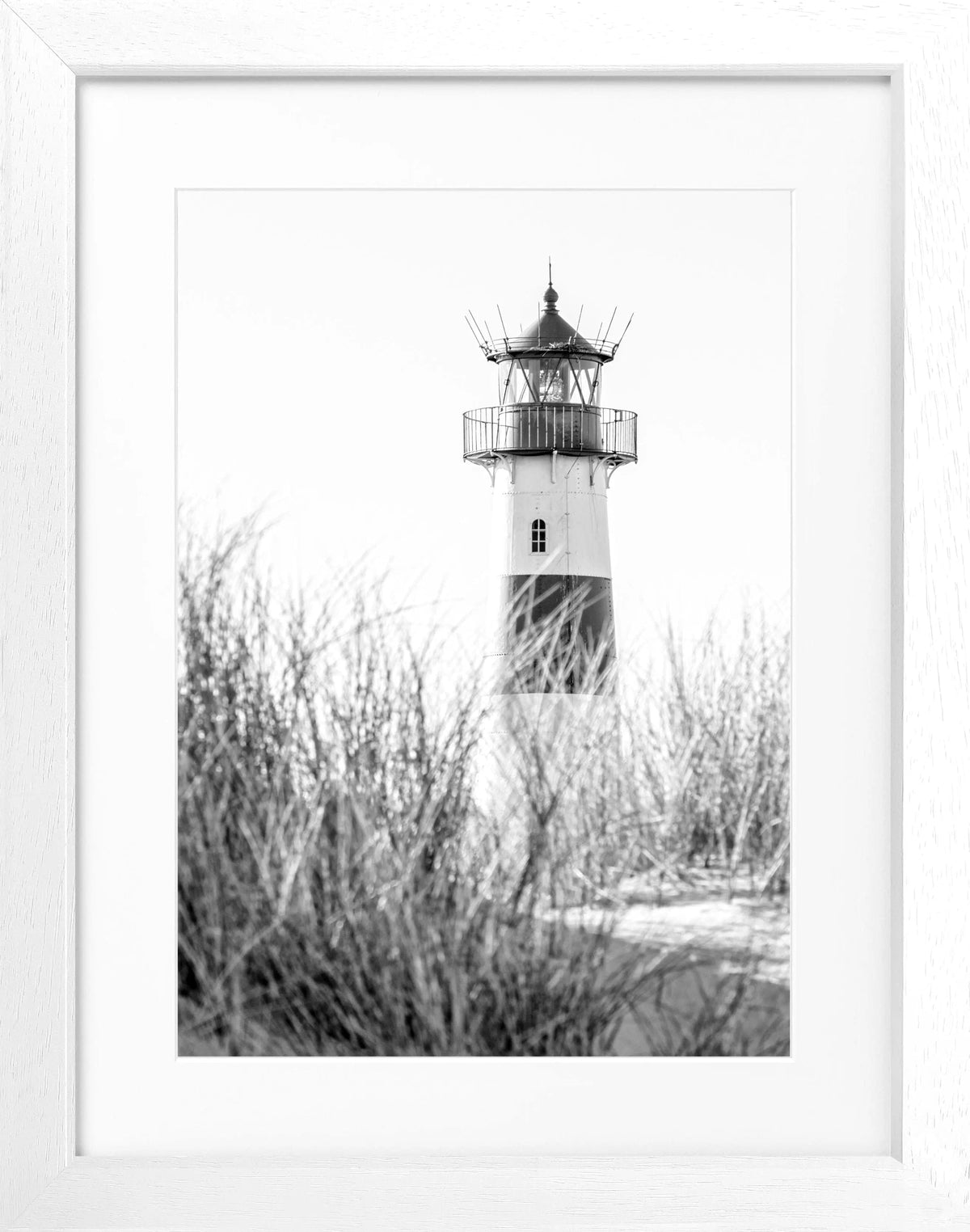 Schwarz-weiß Poster mit Rahmen, zeigt den Leuchtturm 'List' auf Sylt, von Cosman-Photocollection, ca. 25x31 cm