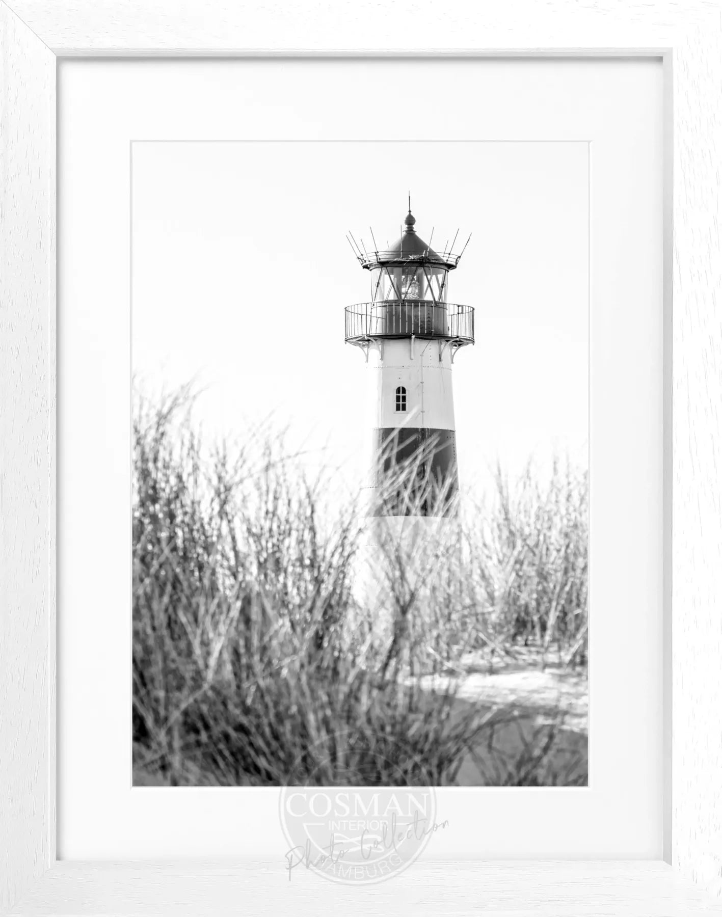 Schwarz-weiß Poster mit Rahmen, zeigt den Leuchtturm 'List' auf Sylt, von Cosman-Photocollection, ca. 25x31 cm