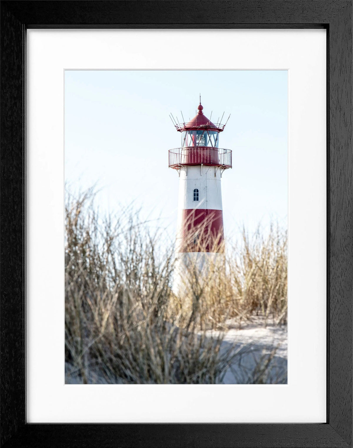 Schwarz-weiß Poster mit Rahmen von Cosman-Photocollection, zeigt den Leuchtturm 'List' auf Sylt, Maße 25x31 cm