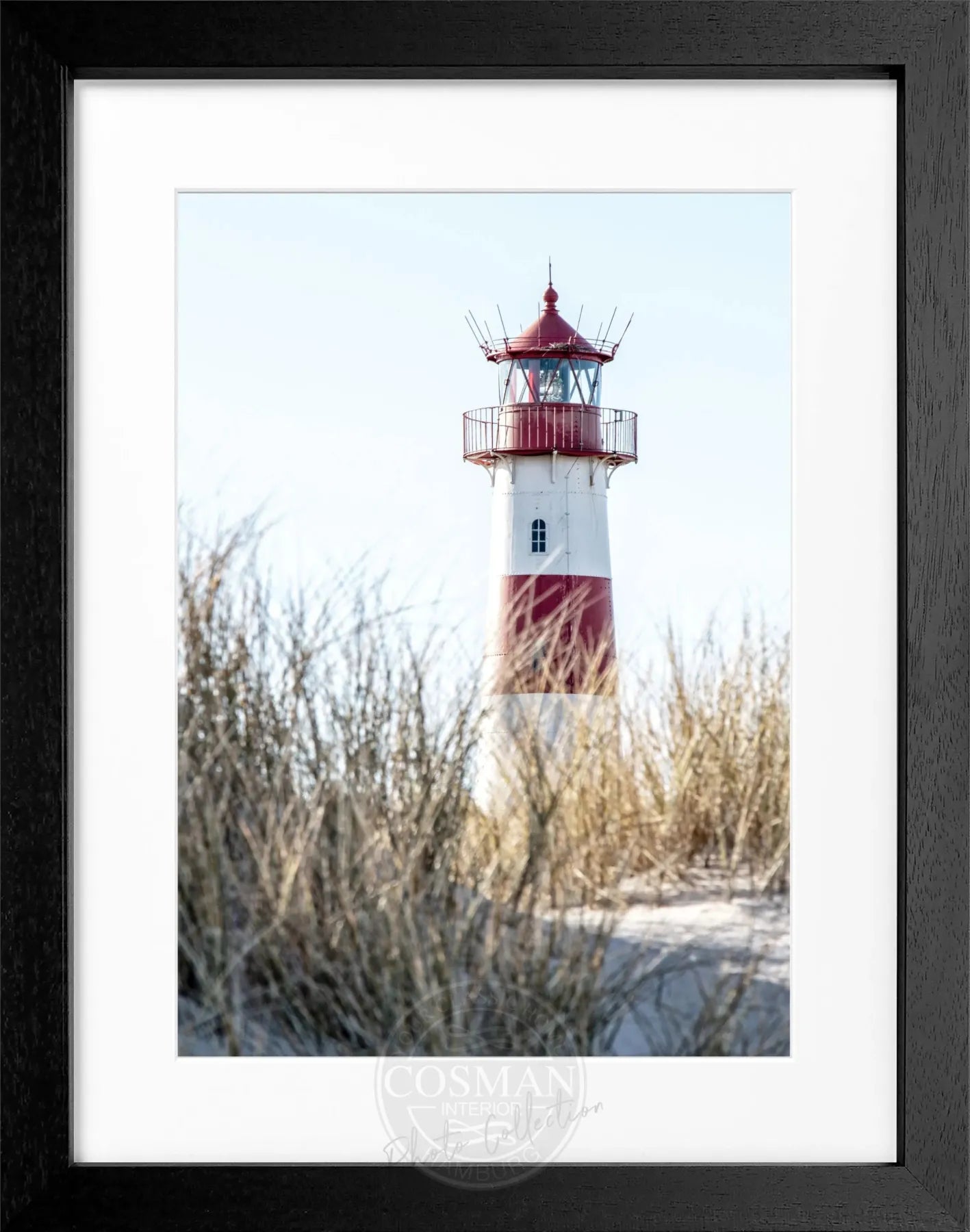 Schwarz-weiß Poster mit Rahmen von Cosman-Photocollection, zeigt den Leuchtturm 'List' auf Sylt, Maße 25x31 cm
