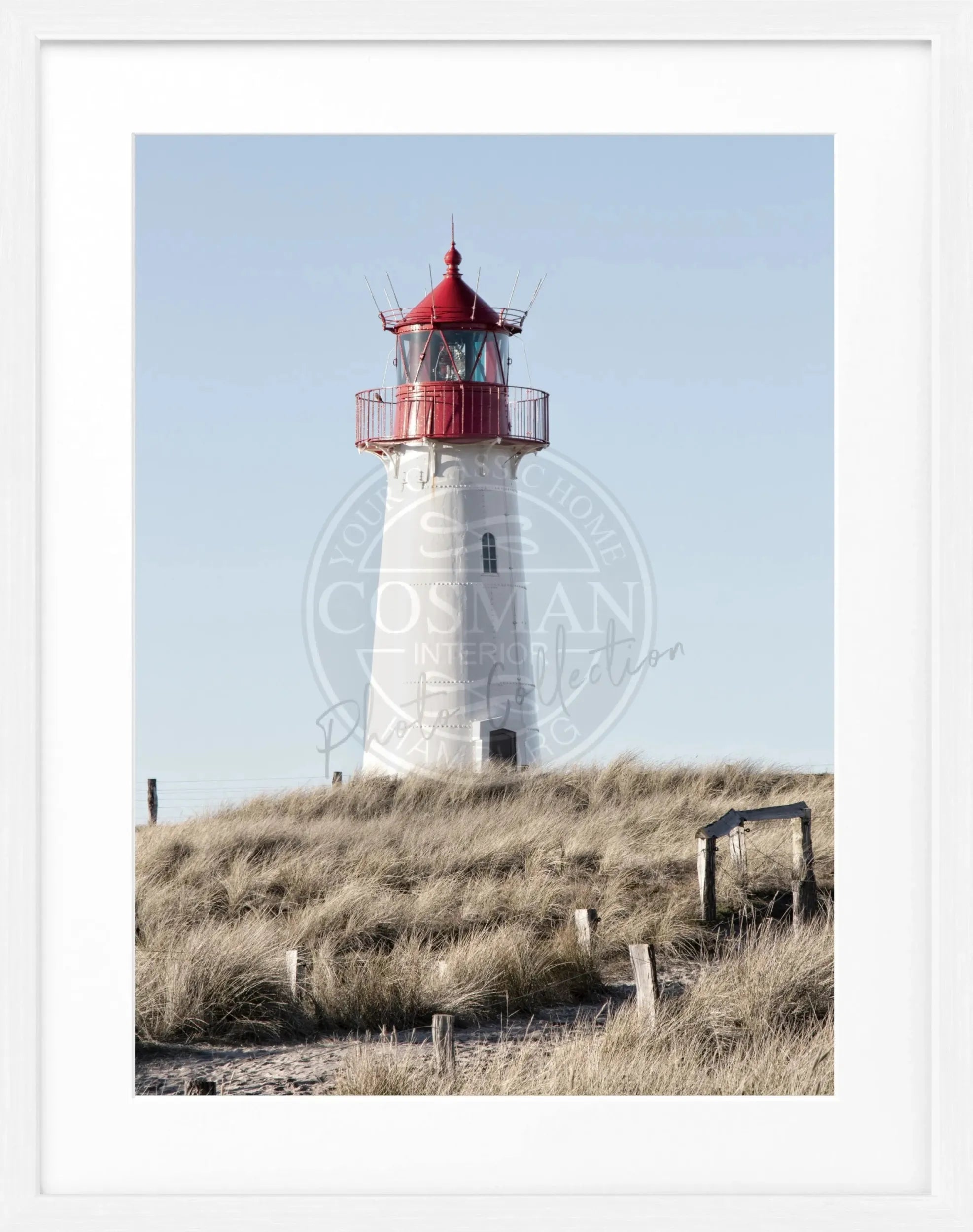 Schwarz-weiß Poster mit Rahmen, zeigt den Leuchtturm List auf Sylt, von Cosman-Photocollection, 25x31cm.