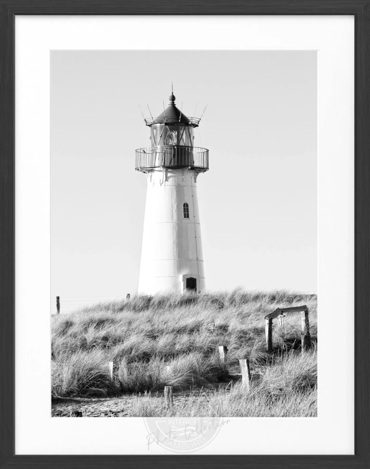 Schwarz-weiß Poster mit Rahmen, zeigt den Leuchtturm List auf Sylt, von Cosman-Photocollection, 25x31 cm, Wanddekoration