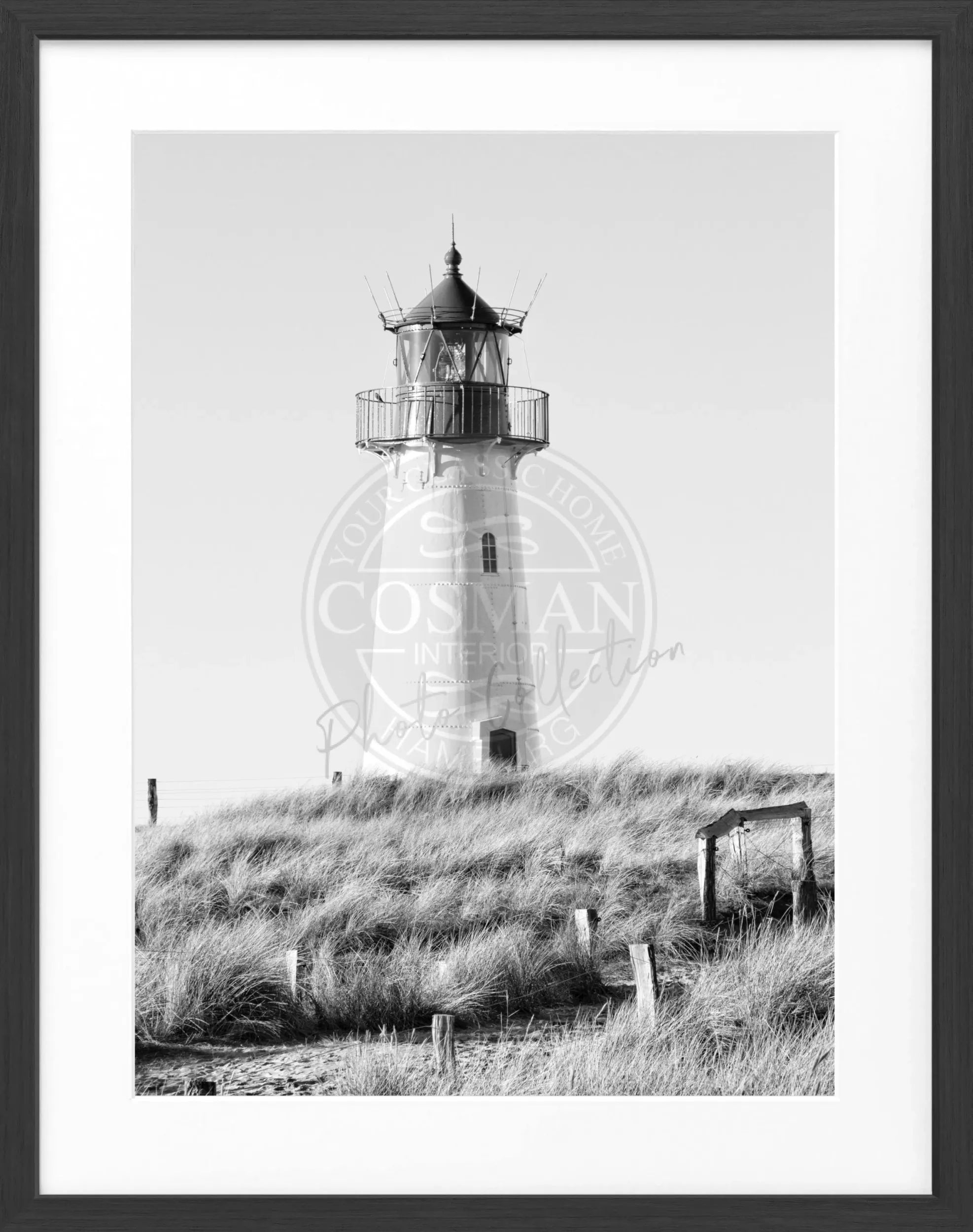 Schwarz-weiß Poster mit Rahmen, zeigt den Leuchtturm List auf Sylt, von Cosman-Photocollection, 25x31 cm, Wanddekoration