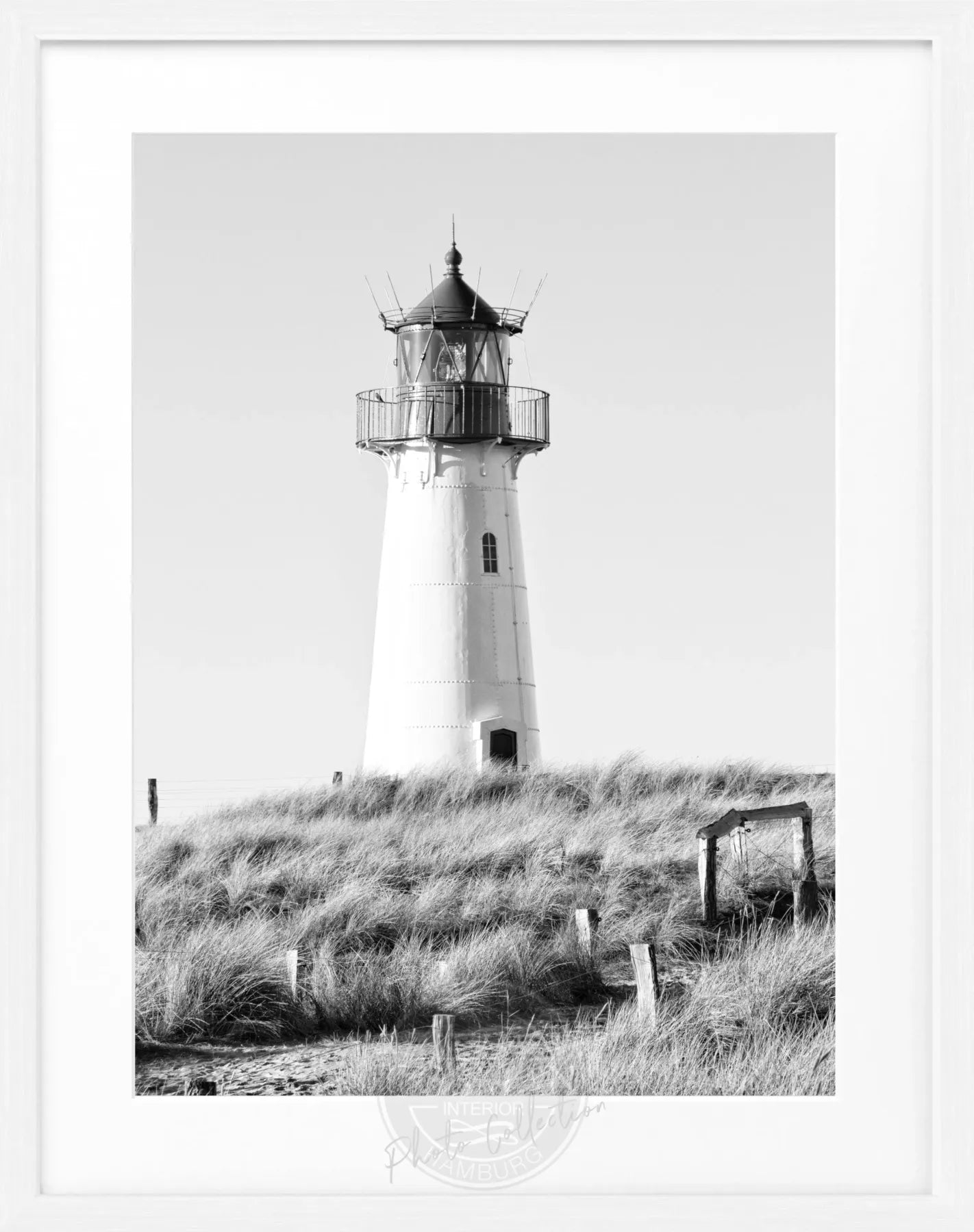 Schwarz-weiß Poster mit Rahmen, zeigt den Leuchtturm List auf Sylt, von Cosman-Photocollection, 25x31 cm.