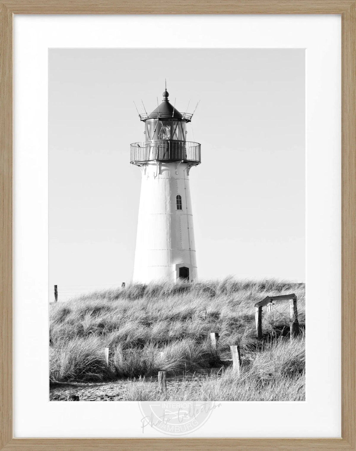 Schwarz-weiß Poster mit Rahmen von Cosman-Photocollection, zeigt den Leuchtturm List auf Sylt, Maße 25x31 cm.