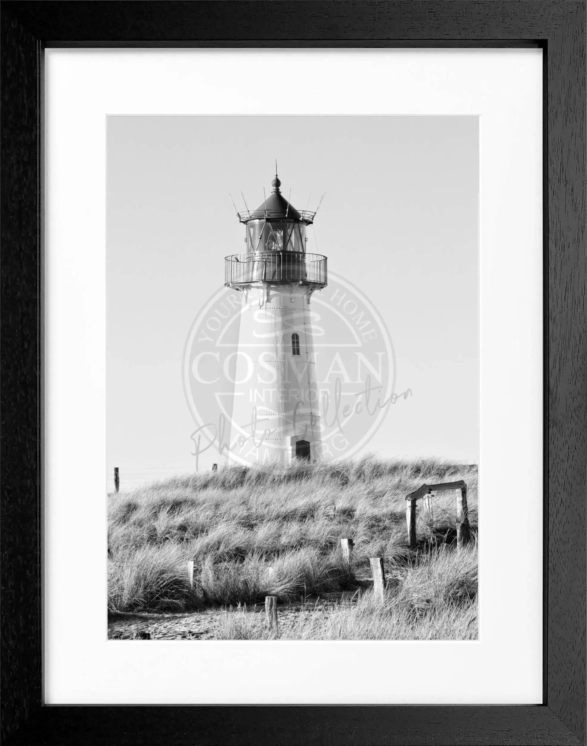 Schwarz-weiß Poster mit Rahmen von Sylt, zeigt den Leuchtturm List, von Cosman-Photocollection, 25x31 cm, Wanddekoration.