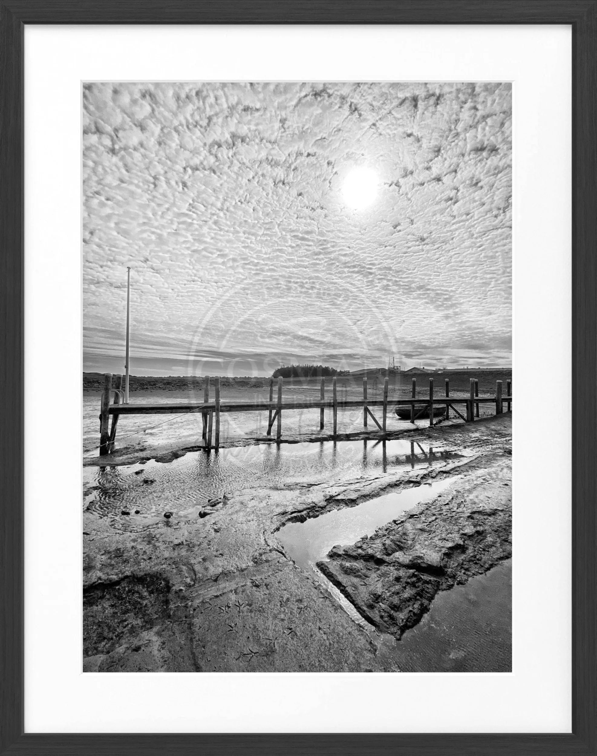 Schwarz-weiß Poster mit Rahmen, zeigt den Hafen von Rantum auf Sylt, von Cosman-Photocollection, 25x31 cm, Motiv im Bild sichtbar