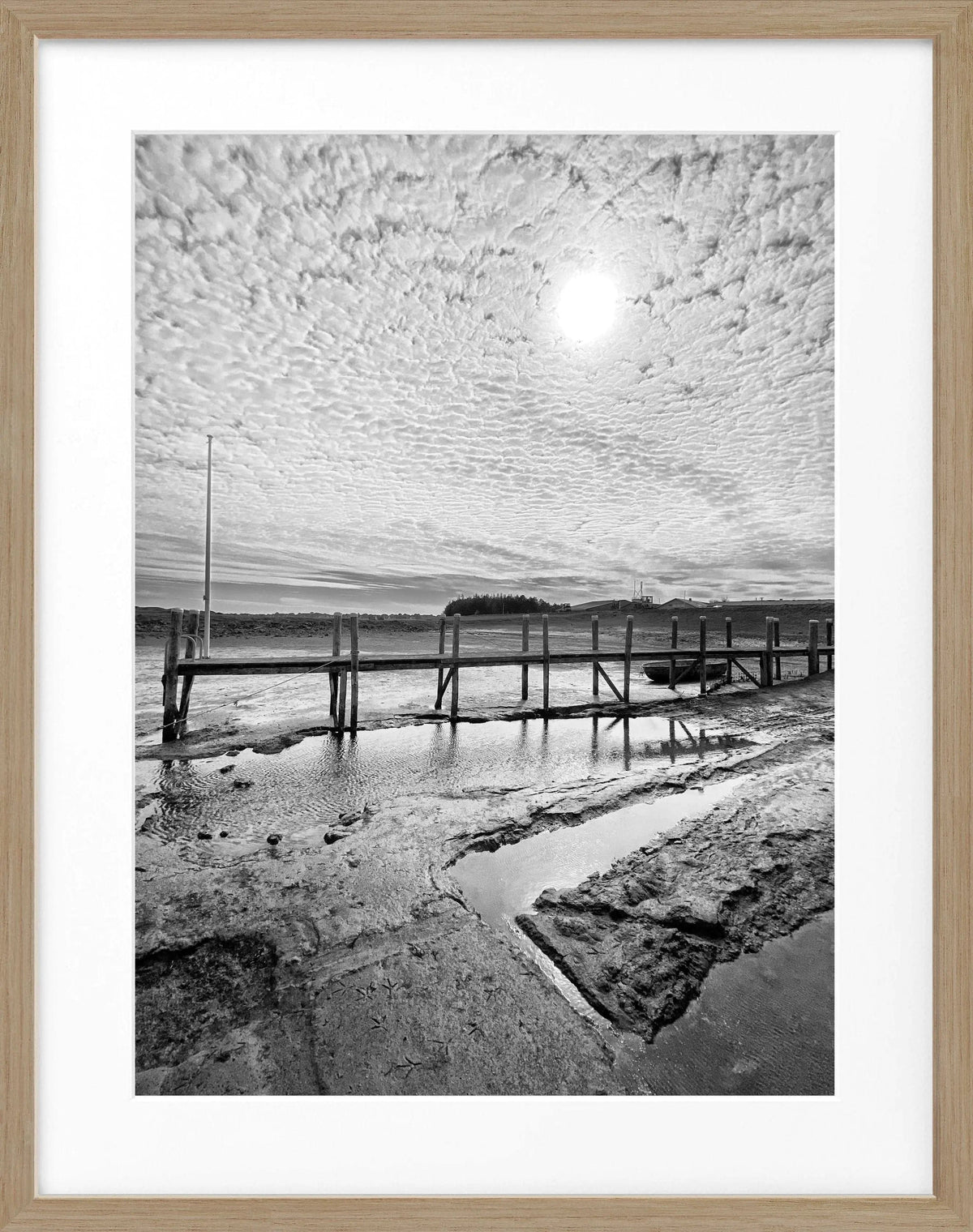 Schwarz-weiß Poster mit Rahmen von Cosman-Photocollection, zeigt den Hafen von Rantum auf Sylt, Maße 25x31cm