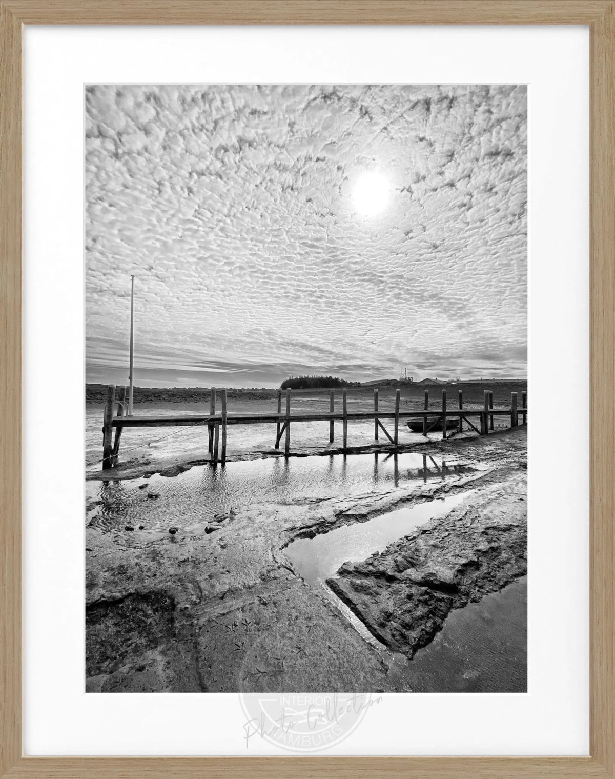 Schwarz-weiß Poster mit Rahmen von Cosman-Photocollection, zeigt den Hafen von Rantum auf Sylt, Maße 25x31cm