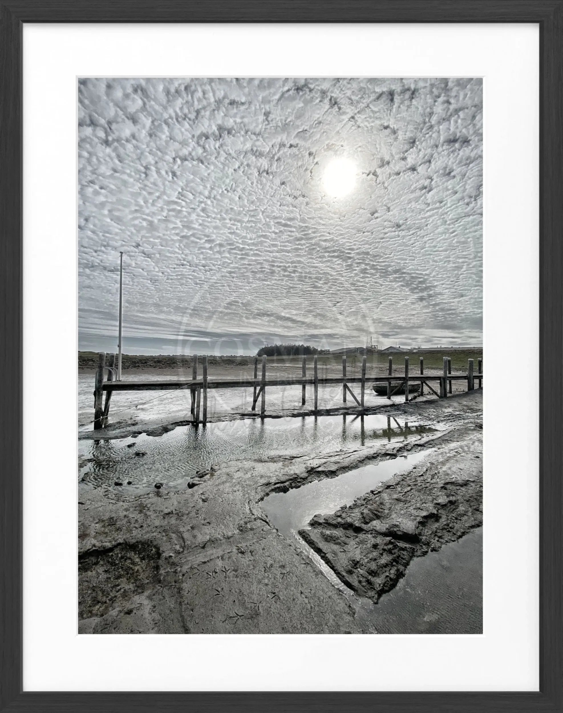 Schwarz-weiß Poster mit Rahmen von Cosman-Photocollection, zeigt den Hafen von Rantum auf Sylt, Maße 25x31cm.