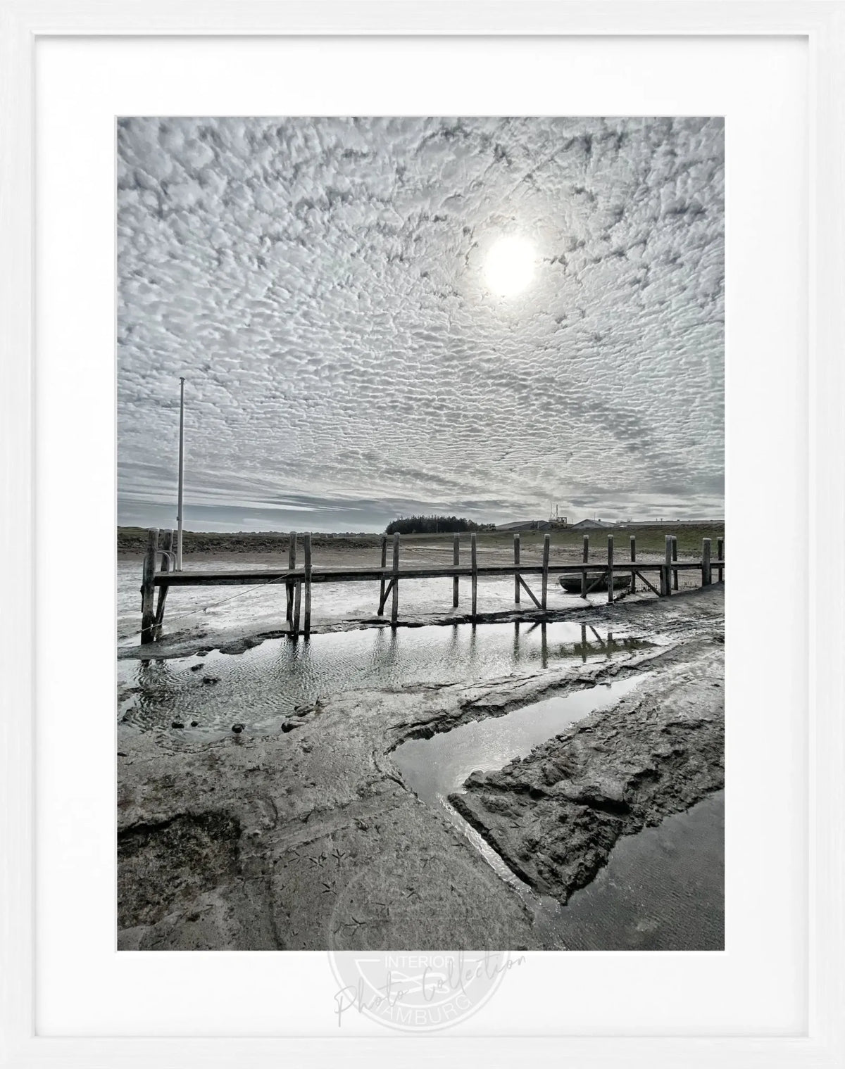 Schwarz-weiß Poster mit Rahmen, zeigt den Hafen von Rantum auf Sylt, von Cosman-Photocollection, 25x31cm.