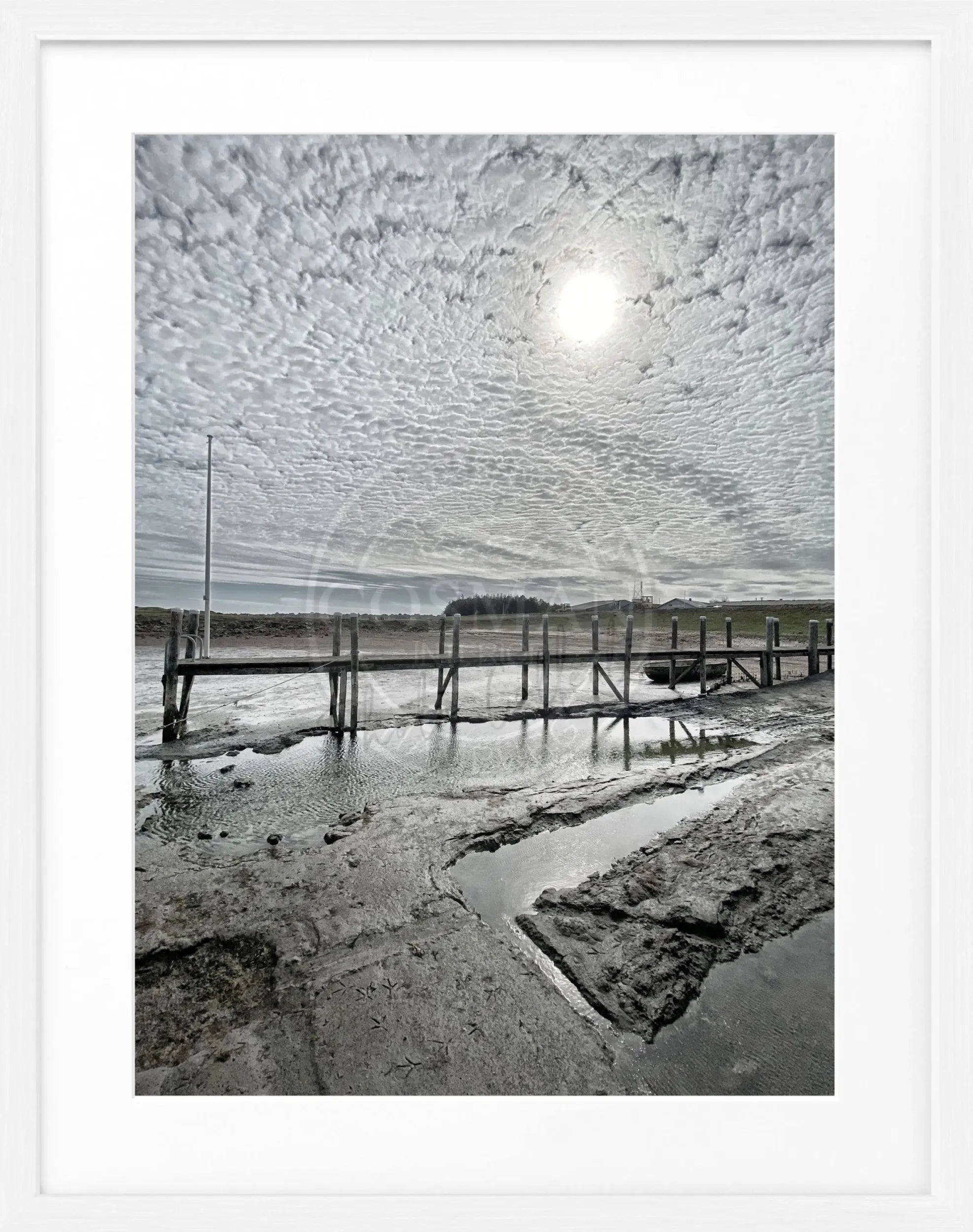 Schwarz-weiß Poster mit Rahmen, zeigt den Hafen von Rantum auf Sylt, von Cosman-Photocollection, 25x31cm.