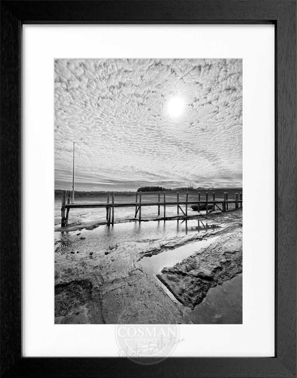 Schwarz-weiß Poster mit Rahmen von Cosman-Photocollection, zeigt den Hafen Rantum auf Sylt, Maße 25x31 cm, kunstvolles Meeresmotiv