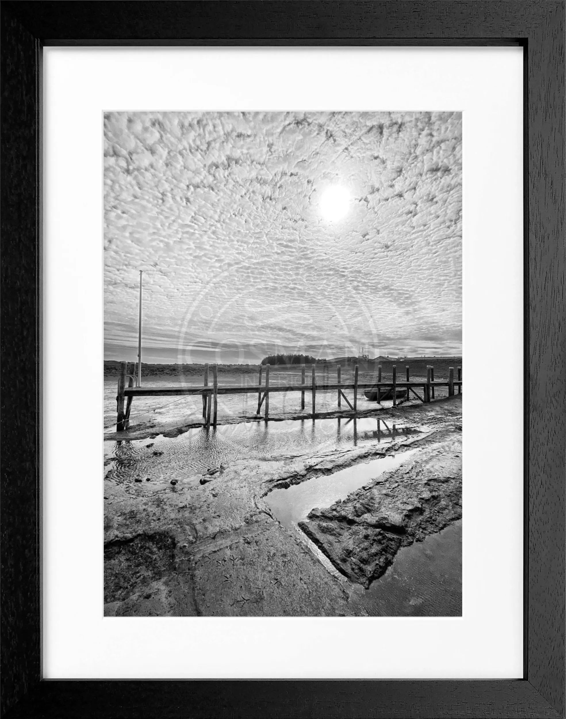 Schwarz-weiß Poster mit Rahmen von Cosman-Photocollection, zeigt den Hafen Rantum auf Sylt, Maße 25x31 cm, kunstvolles Meeresmotiv