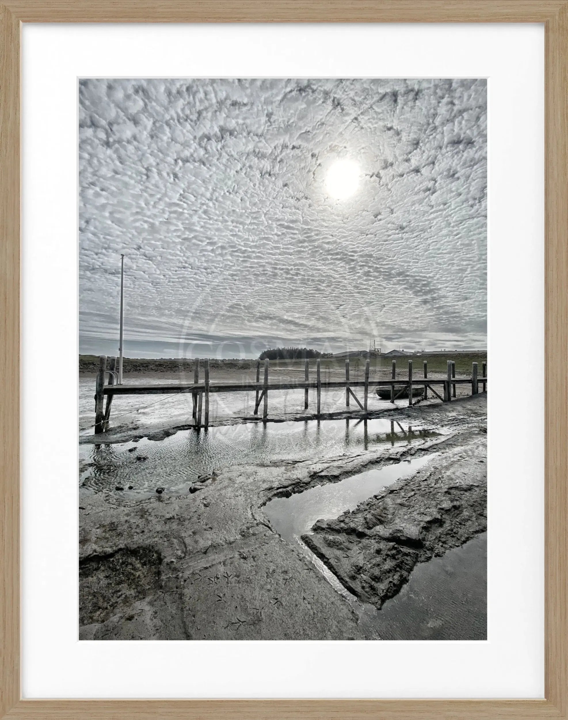 Schwarz-weiß Poster mit Rahmen, zeigt den Hafen von Rantum auf Sylt, von Cosman-Photocollection, 25x31cm