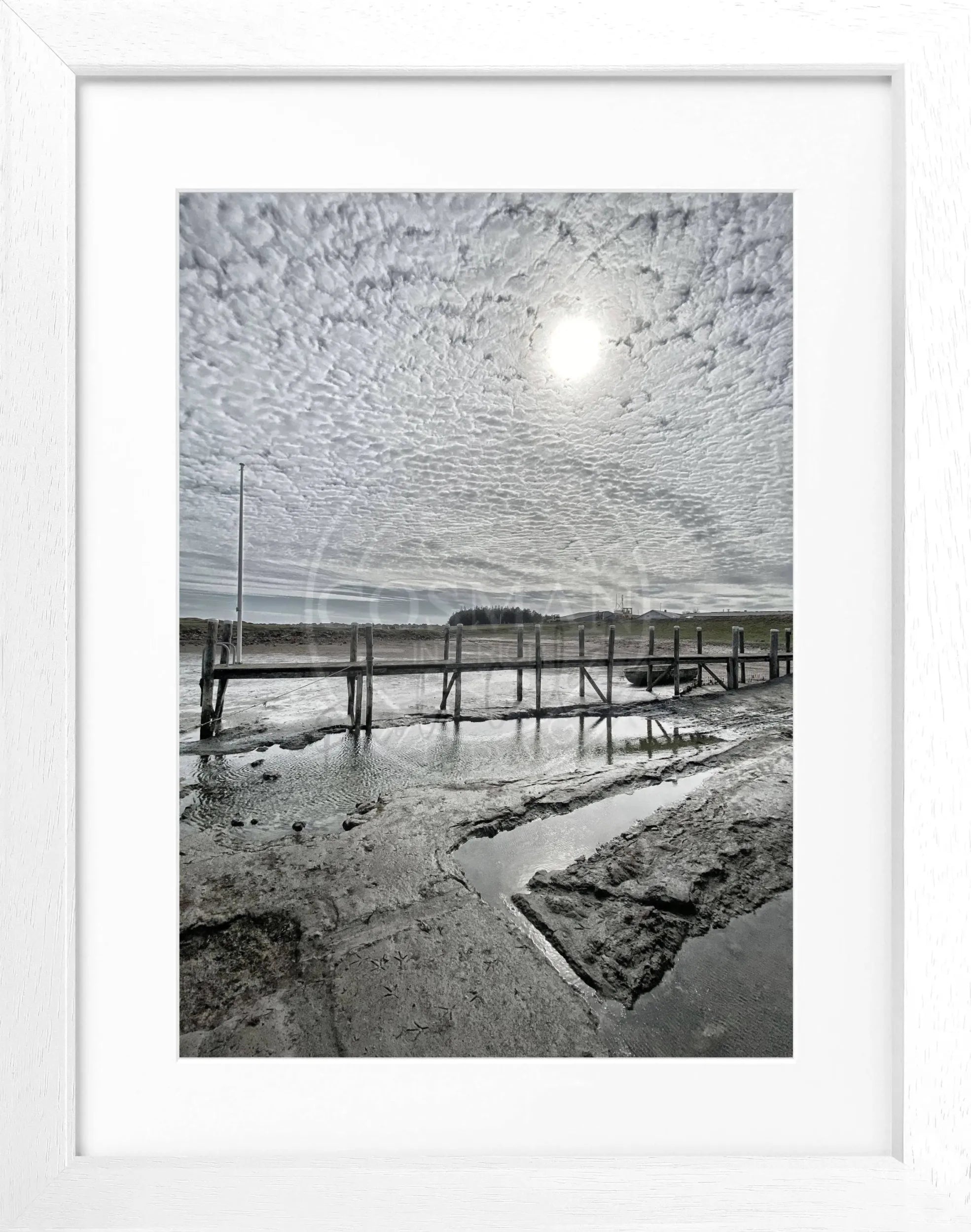 Schwarz-weiß Poster mit Rahmen, zeigt den Hafen von Rantum auf Sylt, von Cosman-Photocollection, 25x31 cm.