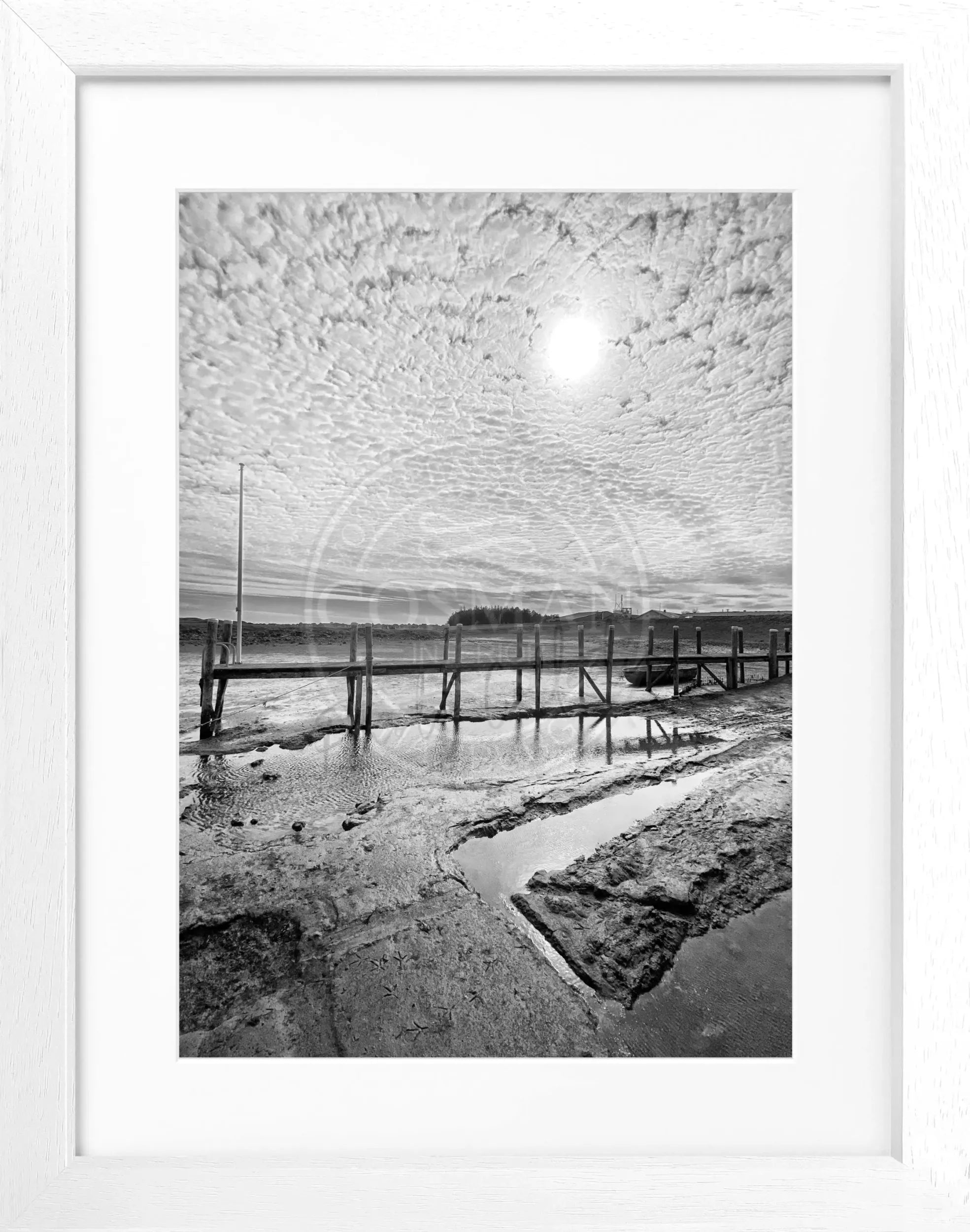 Schwarzes und weißes Poster mit Rahmen von Cosman-Photocollection, Motiv vom Hafen Rantum auf Sylt, 25x31cm.