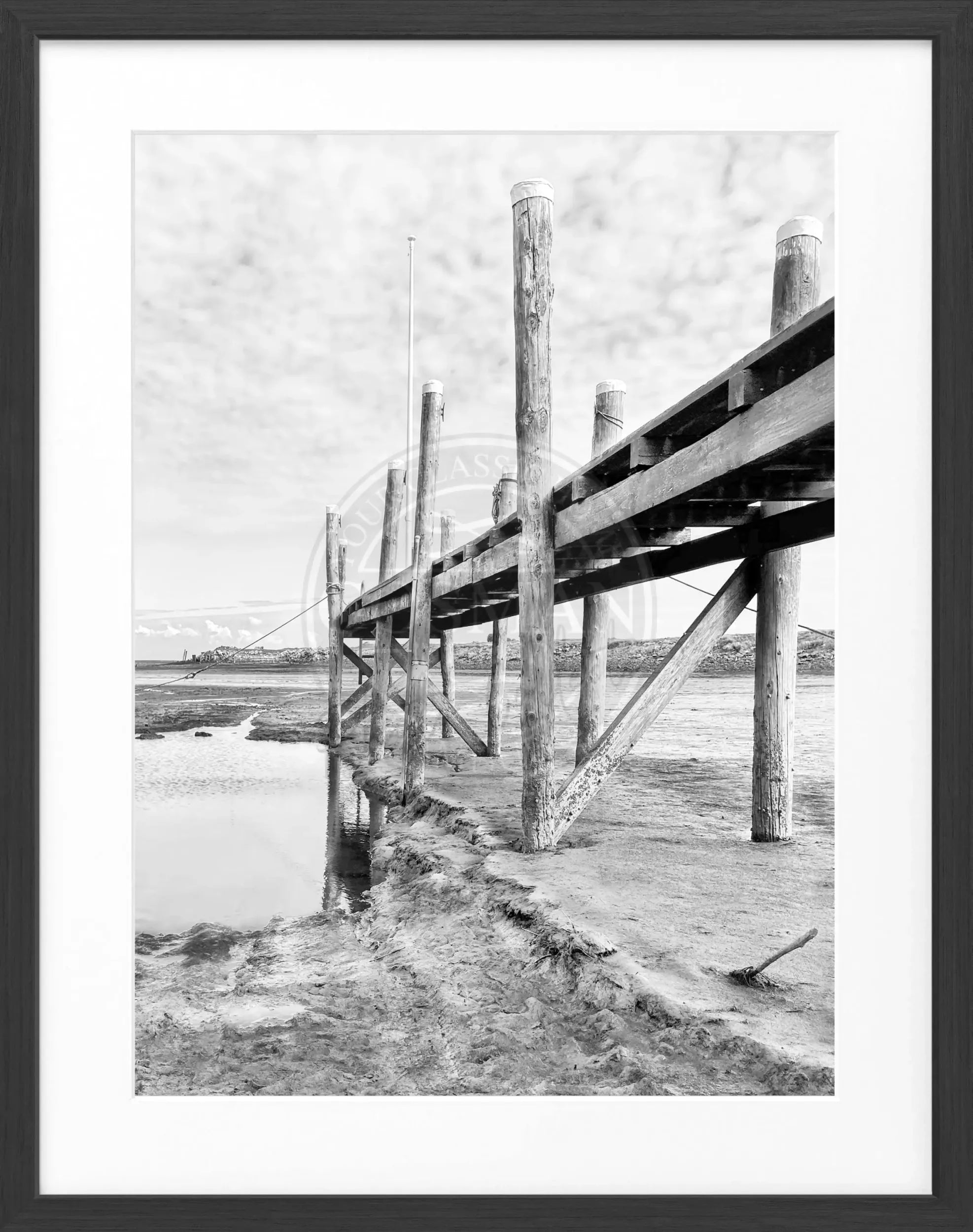 Schwarz-weiß Poster mit Rahmen von Cosman-Photocollection, zeigt den Hafen Rantum auf Sylt, Maße 25x31 cm.