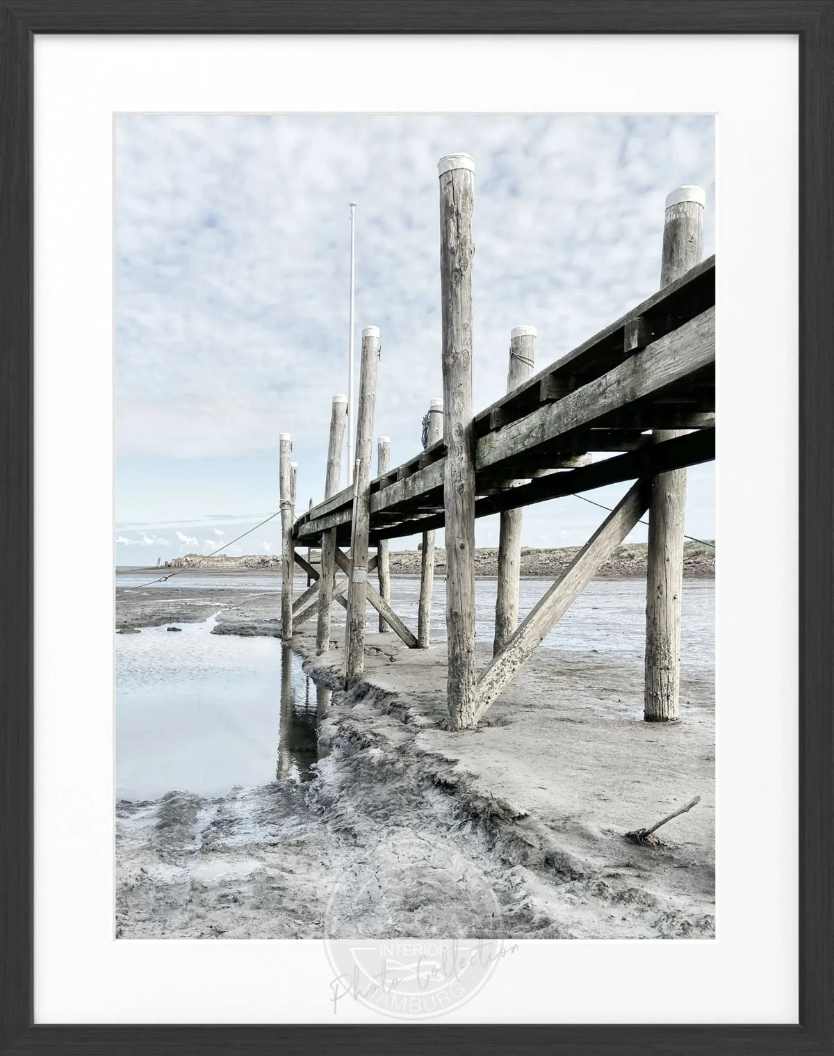 Schwarz-weiß Poster mit Rahmen von Cosman-Photocollection, zeigt den Hafen von Rantum auf Sylt, Maße 25x31 cm.