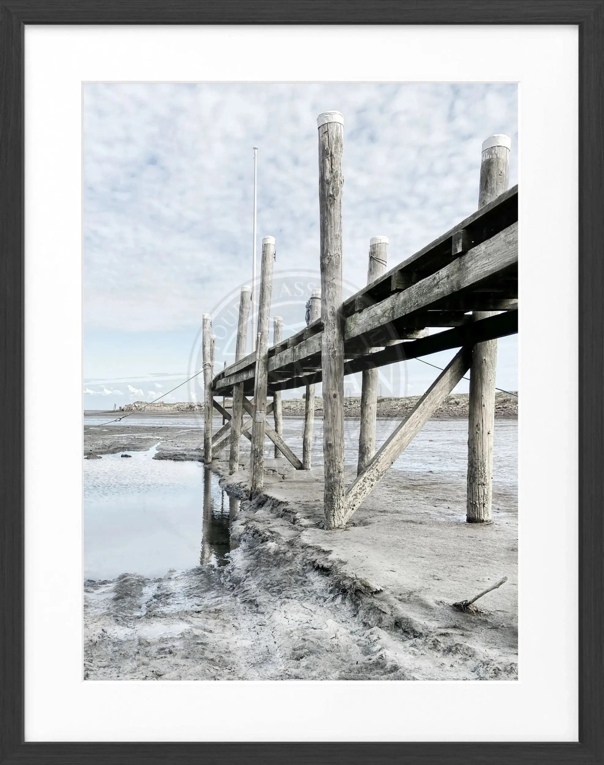 Schwarz-weiß Poster mit Rahmen von Cosman-Photocollection, zeigt den Hafen von Rantum auf Sylt, Maße 25x31 cm.