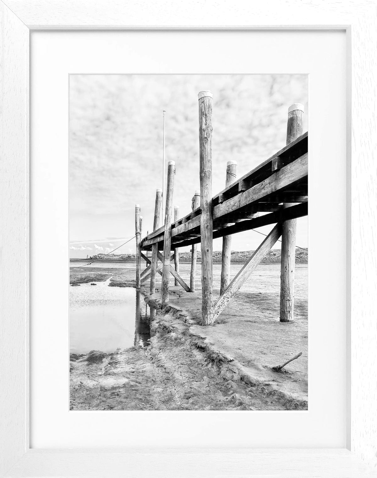 Schwarz-weiß Poster mit Rahmen von Sylt Rantum Hafen, 25x31 cm, von Cosman-Photocollection, zeigt Hafenansicht