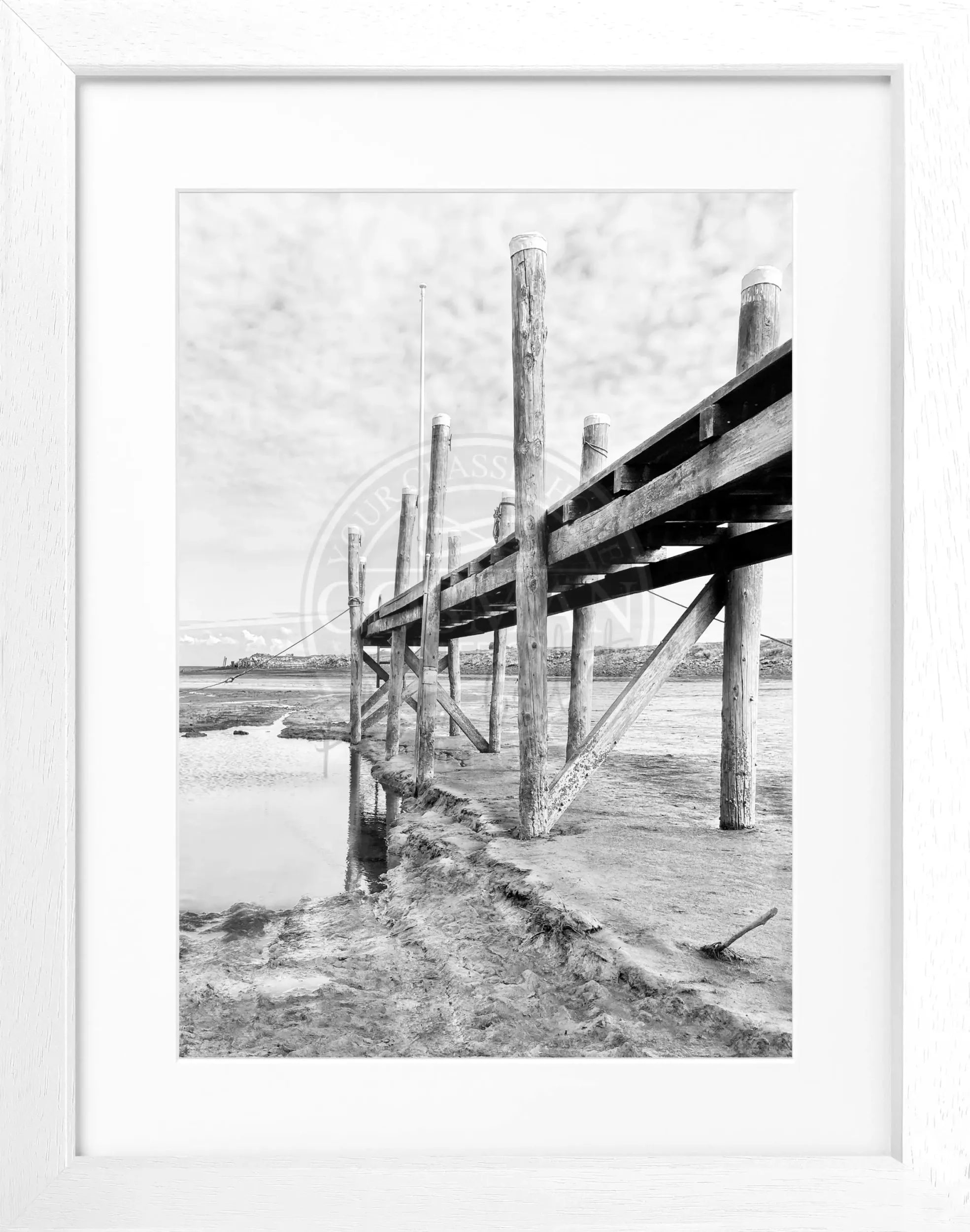 Schwarz-weiß Poster mit Rahmen von Sylt Rantum Hafen, 25x31 cm, von Cosman-Photocollection, zeigt Hafenansicht