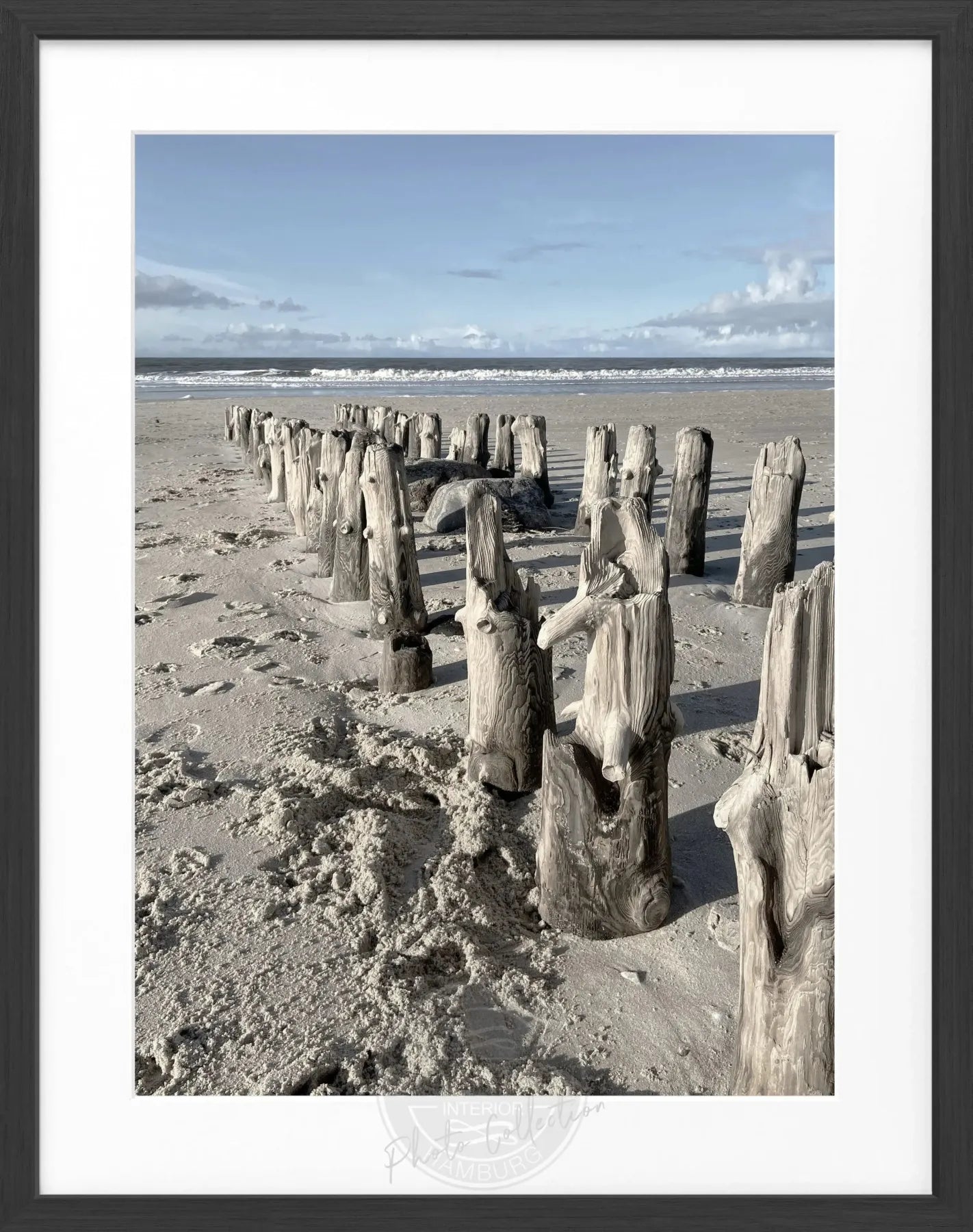 Schwarz-weiß Poster mit Rahmen von Sylt Strand, 25x31cm, von Cosman-Photocollection, zeigt eine Strandlandschaft.