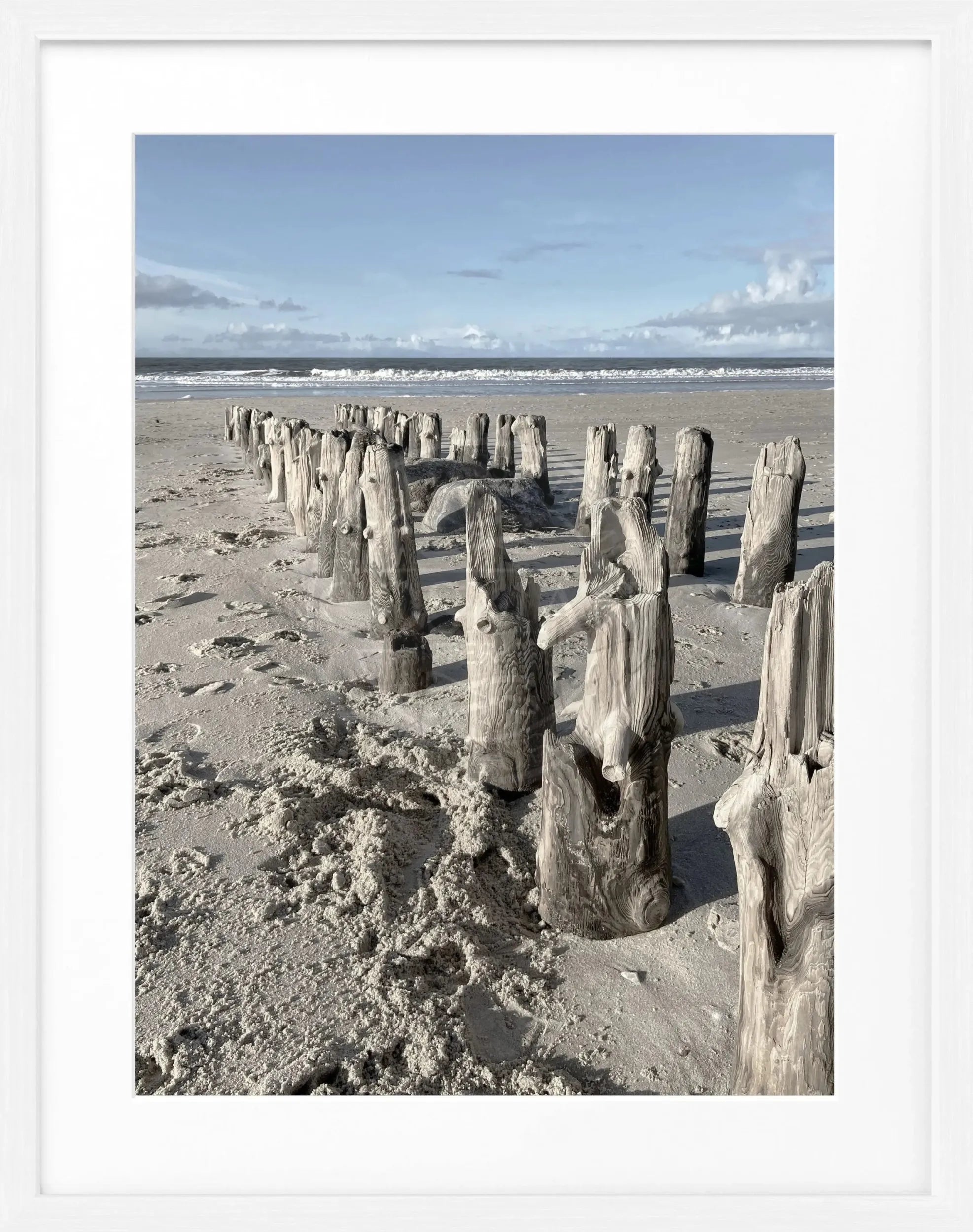 Schwarz-weiß Poster mit Rahmen von Sylt Strand, 25x31cm, von Cosman-Photocollection, zeigt Küstenmotiv