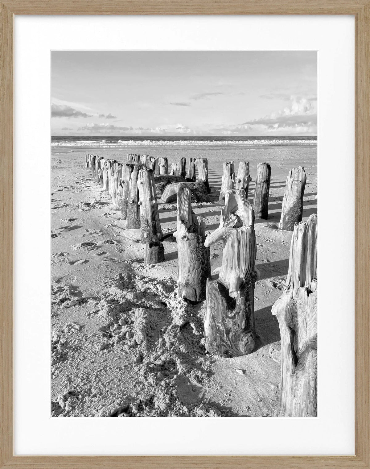 Schwarz-weiß Poster mit Rahmen von Sylt Strand, 25x31cm, von Cosman-Photocollection, zeigt die Küstenlandschaft bei Sonnenuntergang