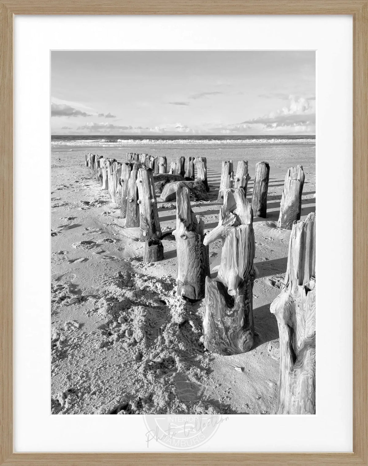 Schwarz-weiß Poster mit Rahmen von Sylt Strand, 25x31cm, von Cosman-Photocollection, zeigt die Küstenlandschaft bei Sonnenuntergang