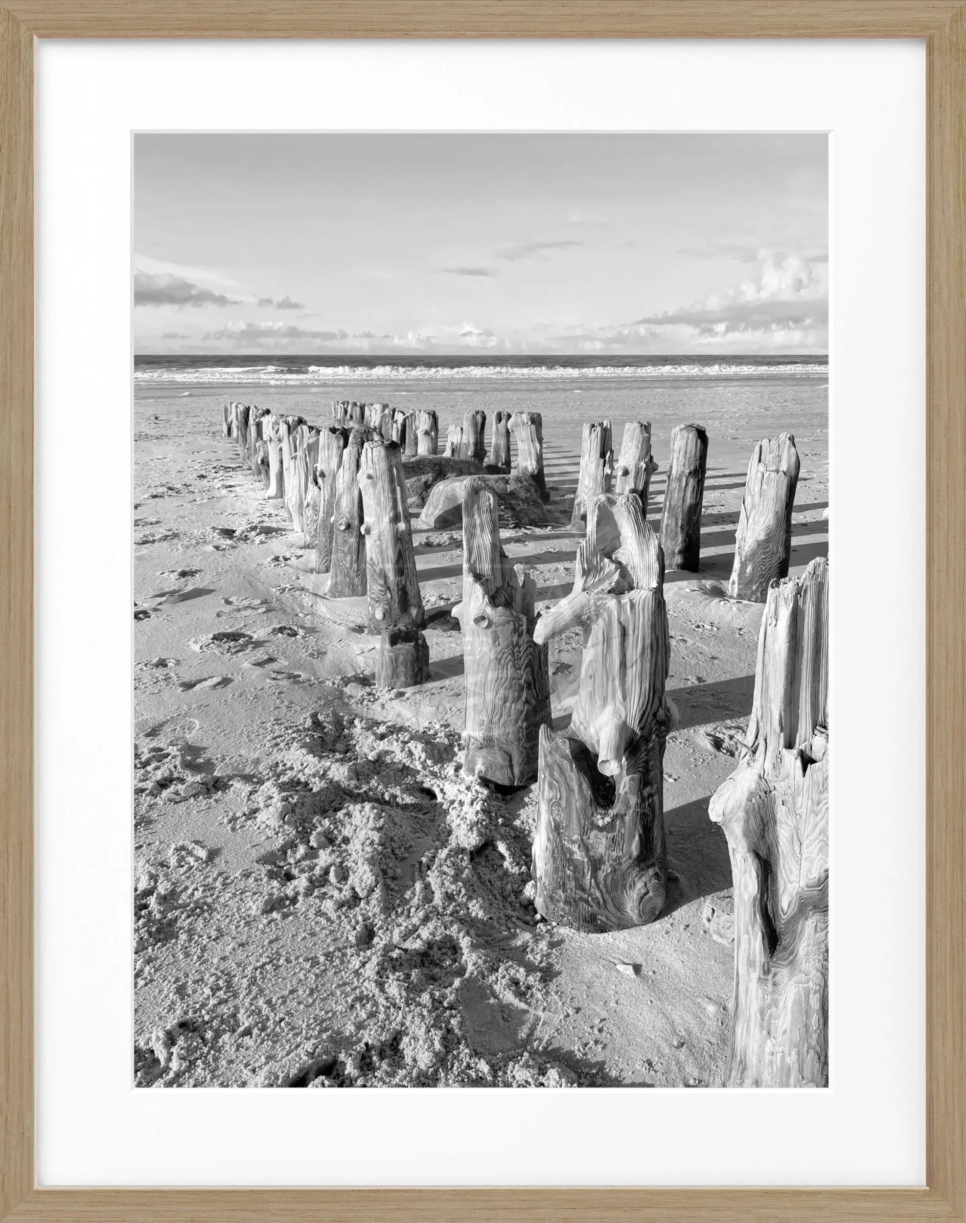 Schwarz-weiß Poster mit Rahmen von Sylt Strand, 25x31cm, von Cosman-Photocollection, zeigt die Küstenlandschaft bei Sonnenuntergang