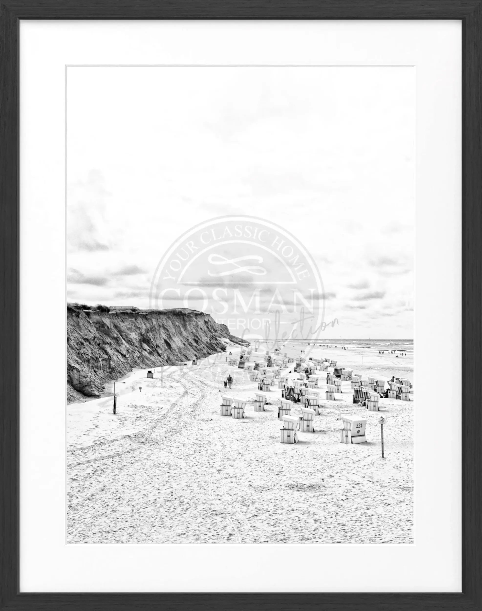 Schwarz-weiß Poster mit Rahmen, zeigt Strandkörbe am Strand von Kampen auf Sylt, von Cosman-Photocollection, 25x31 cm