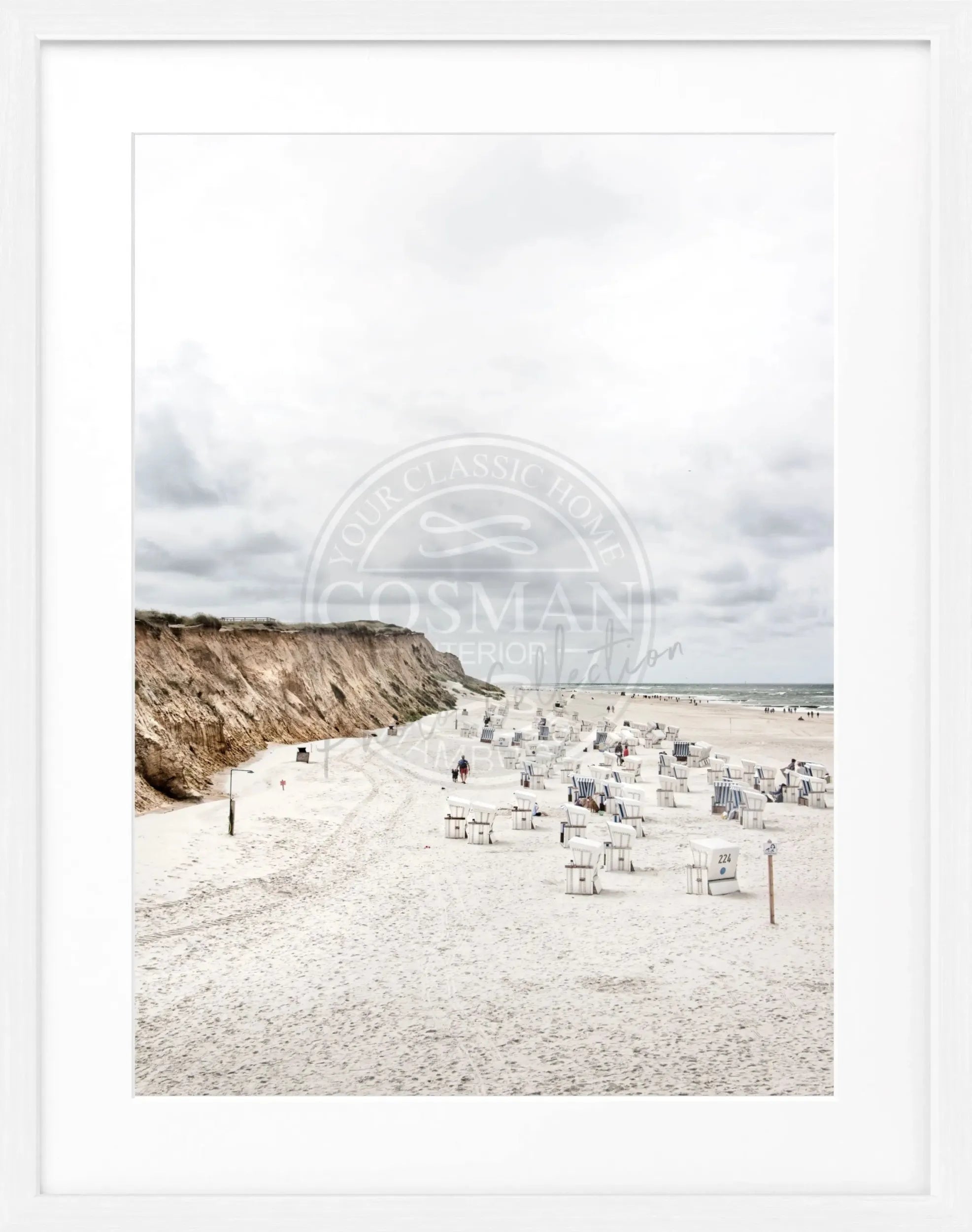 Schwarz-weiß Poster mit Rahmen, zeigt Strandkörbe am Kampener Strand auf Sylt, von Cosman-Photocollection, 25x31 cm.