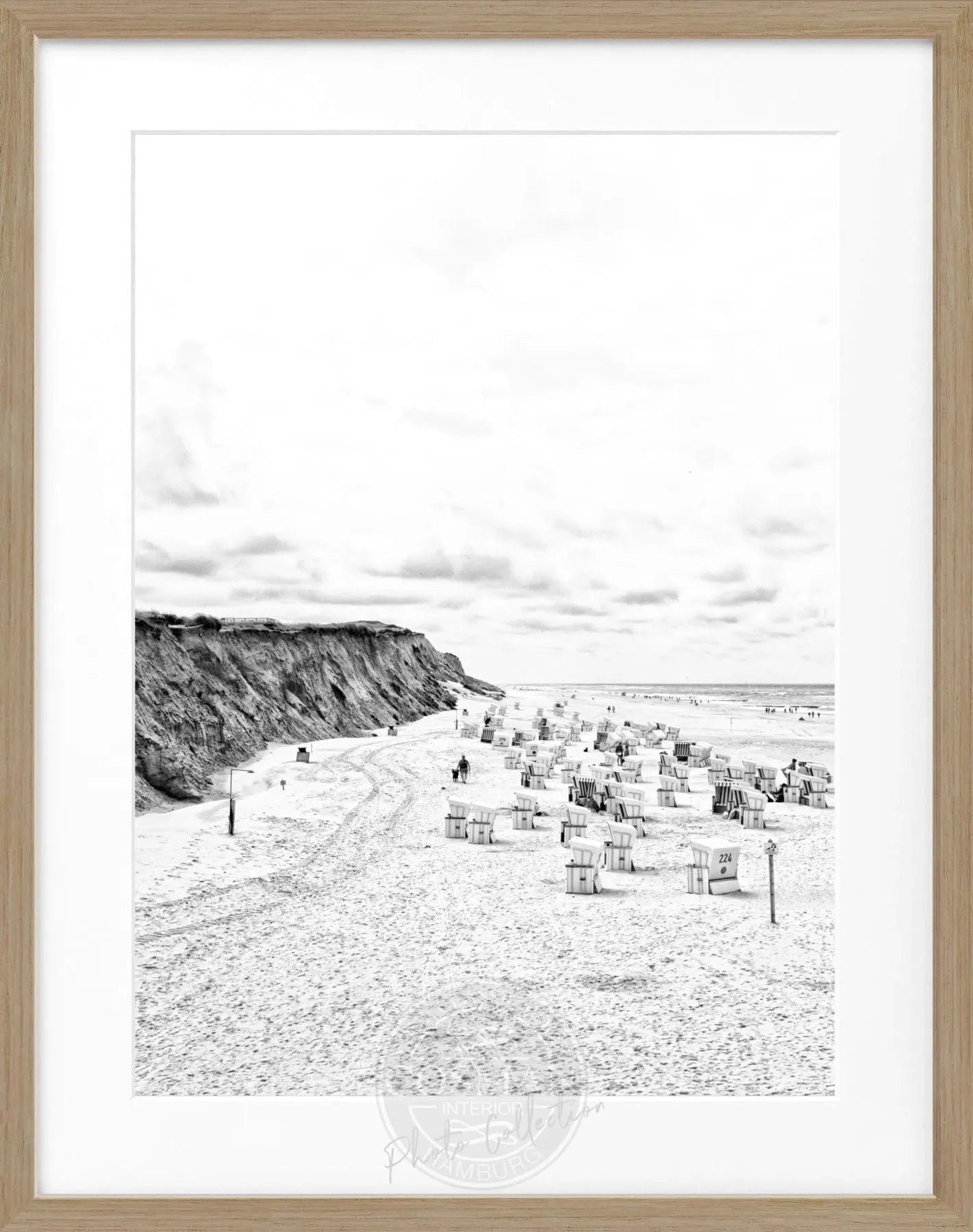 Schwarz-weiß Poster mit Rahmen von Cosman-Photocollection, zeigt Strandkörbe auf Sylt in Kampen, Maße 25x31 cm.